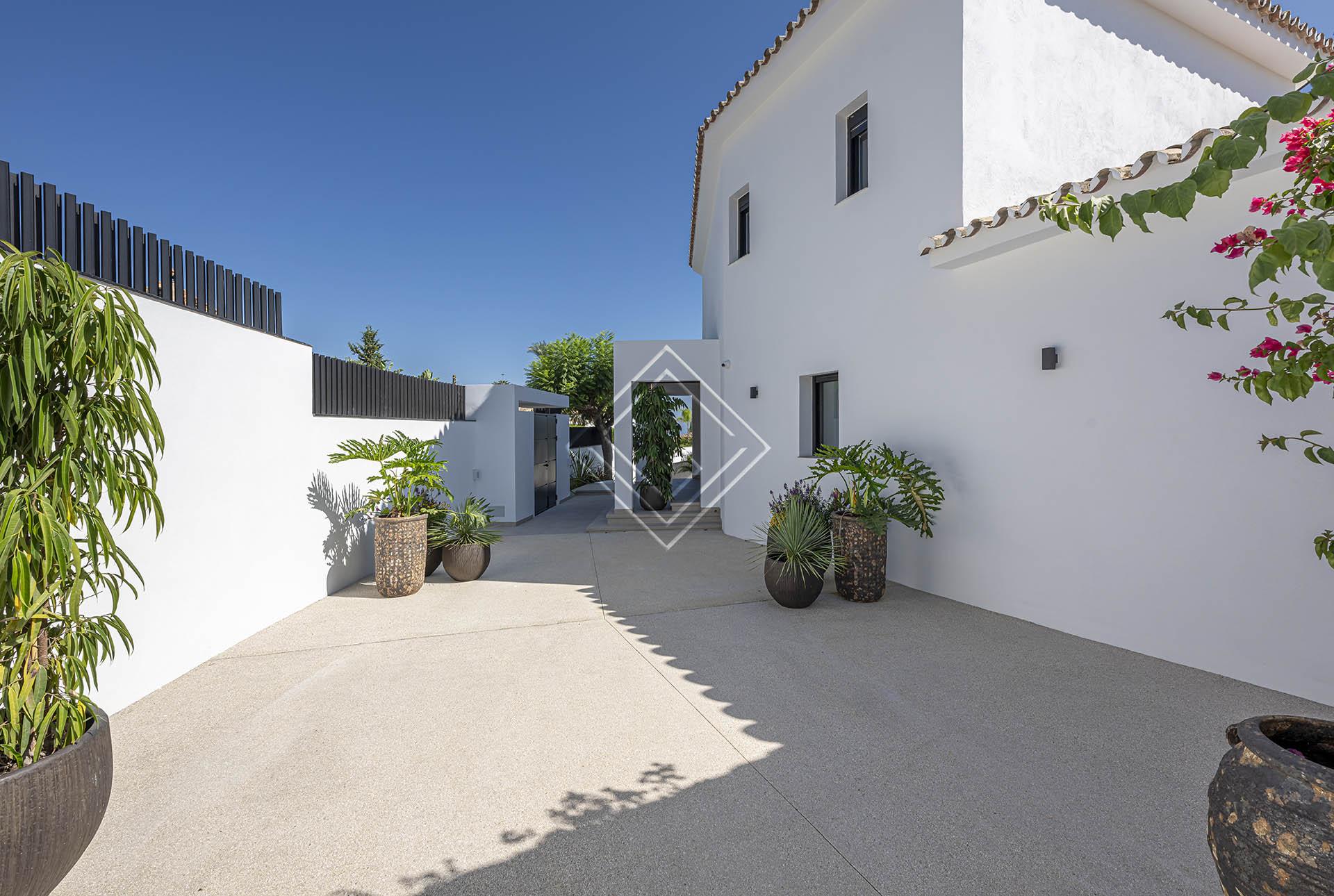 Villa reformada con vistas panorámicas al mar y una privacidad excepcional