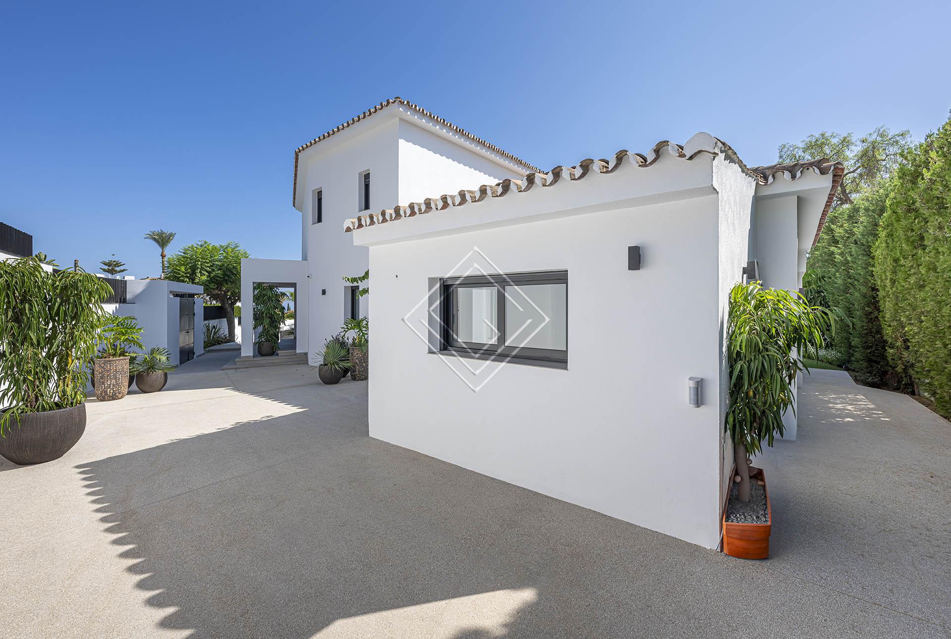 Villa reformada con vistas panorámicas al mar y una privacidad excepcional