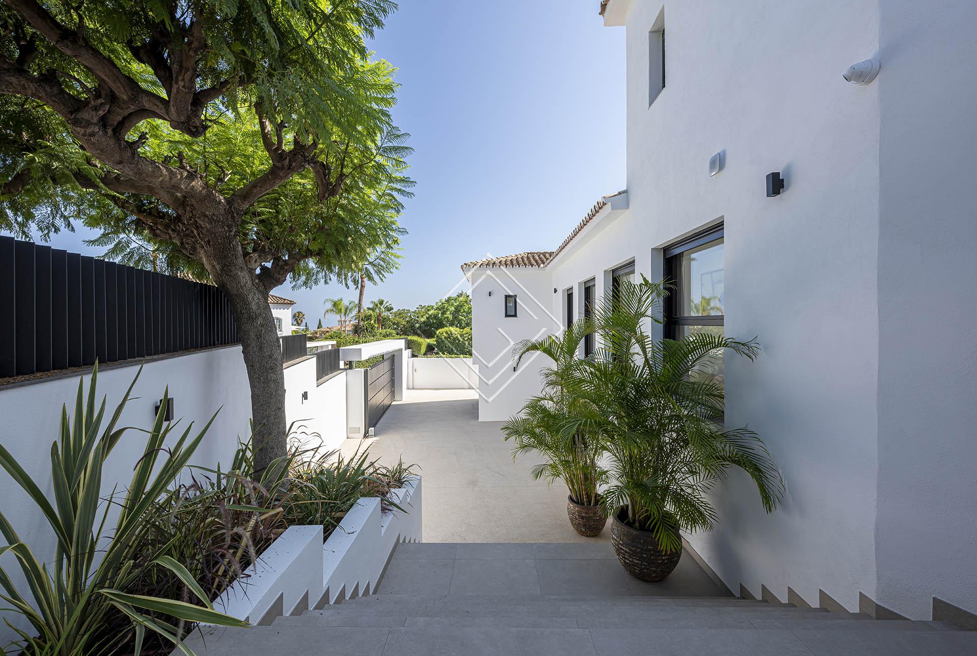 Villa reformada con vistas panorámicas al mar y una privacidad excepcional