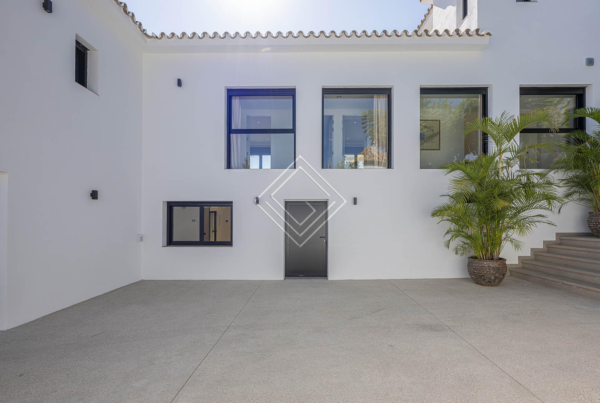 Villa reformada con vistas panorámicas al mar y una privacidad excepcional