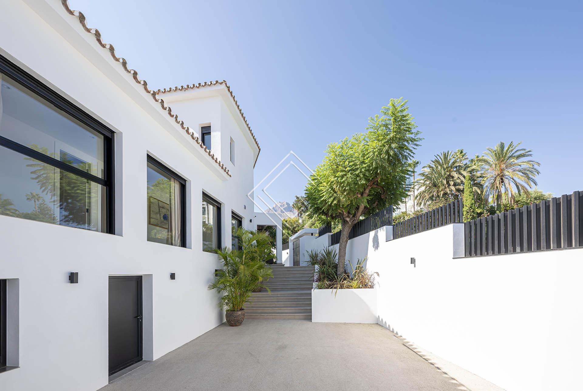 Villa reformada con vistas panorámicas al mar y una privacidad excepcional