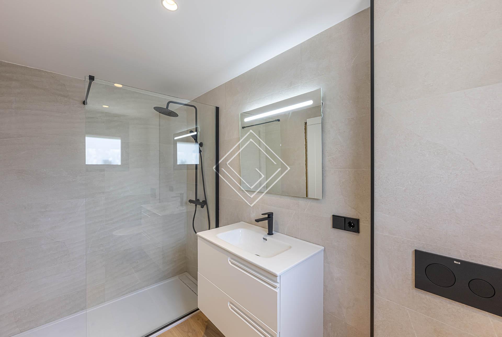 Villa reformada con vistas panorámicas al mar y una privacidad excepcional