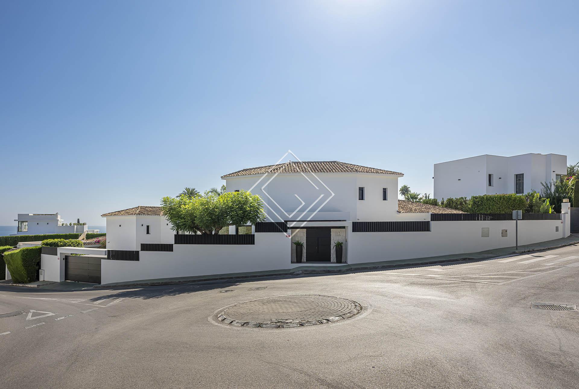 Villa reformada con vistas panorámicas al mar y una privacidad excepcional