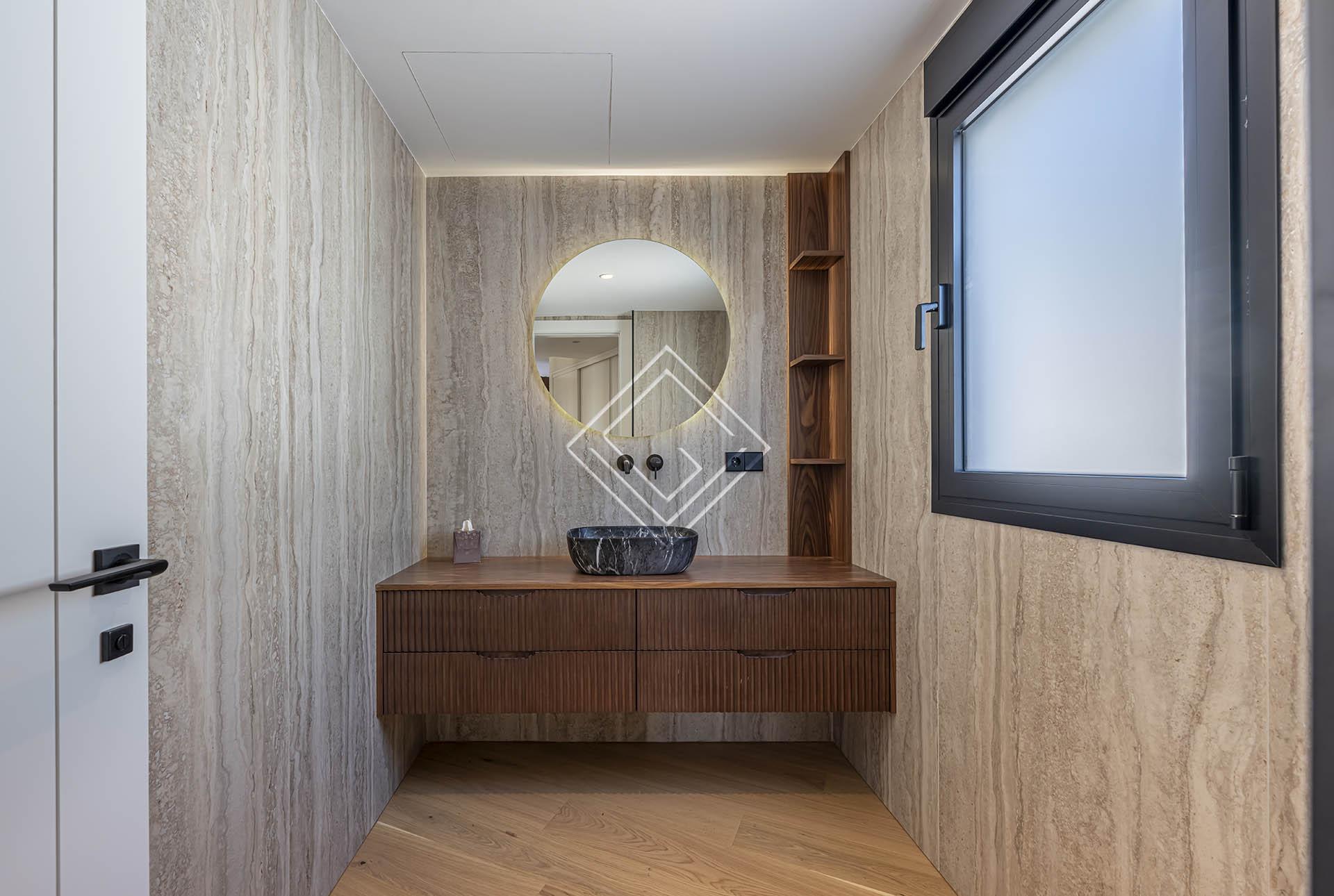 Villa reformada con vistas panorámicas al mar y una privacidad excepcional