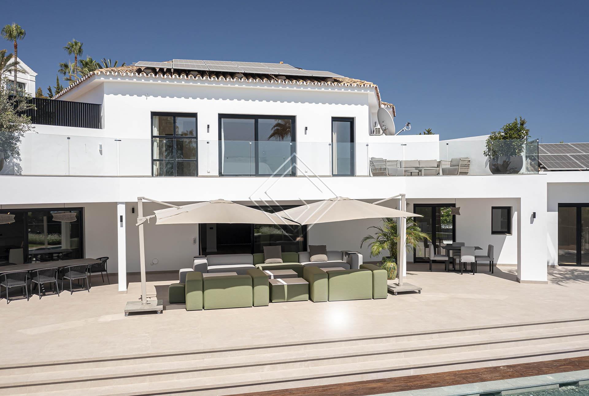 Villa reformada con vistas panorámicas al mar y una privacidad excepcional