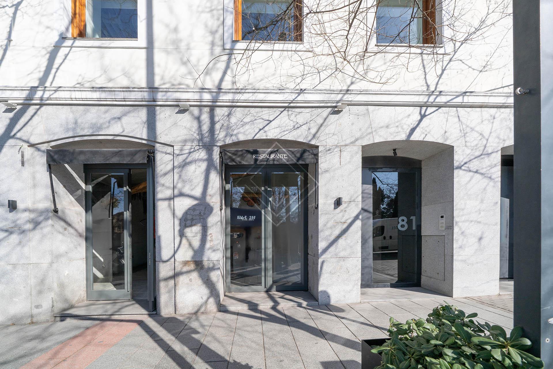 Magnífico local con terraza frente a El Retiro - Imagen 1