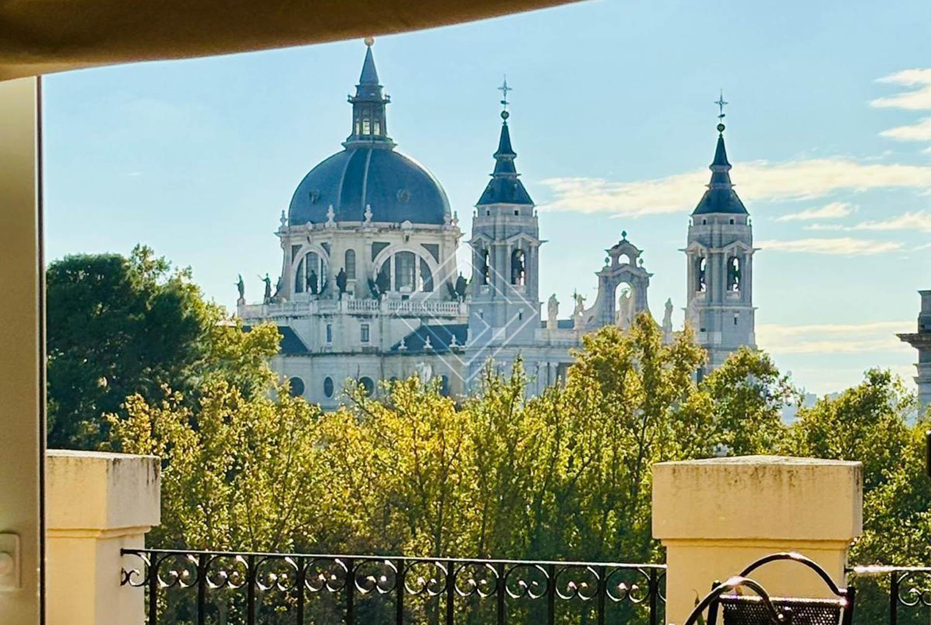 Único y singular ático en la Plaza de Oriente  - Imagen 1