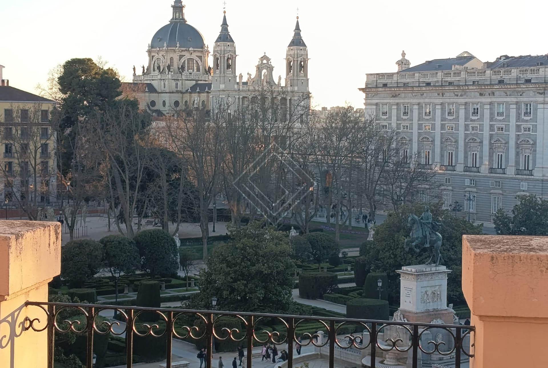 Único y singular ático en la Plaza de Oriente  - Imagen 2