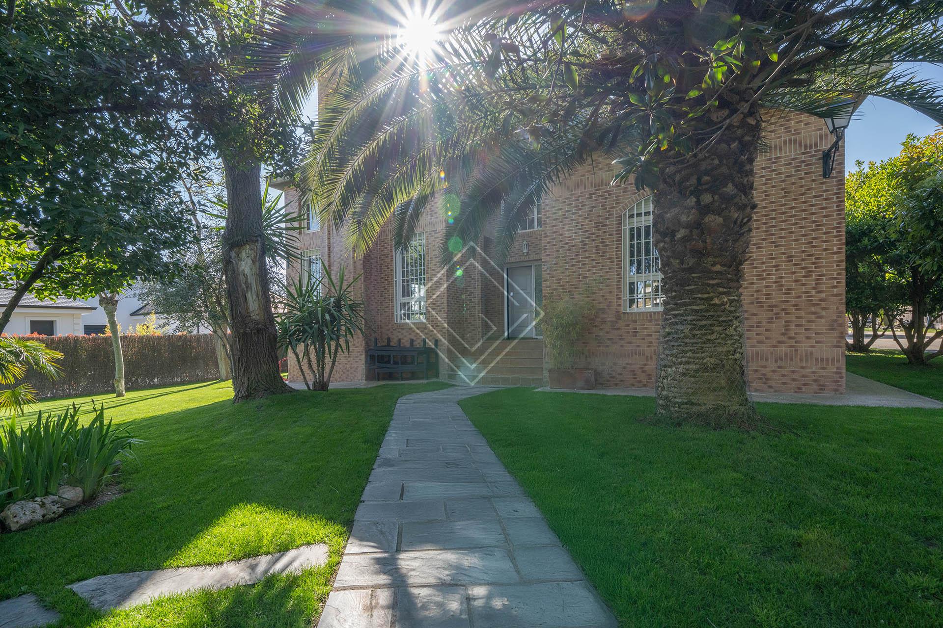 Amplia y luminosa propiedad en Camarines con múltiples posibilidades - Imagen 2