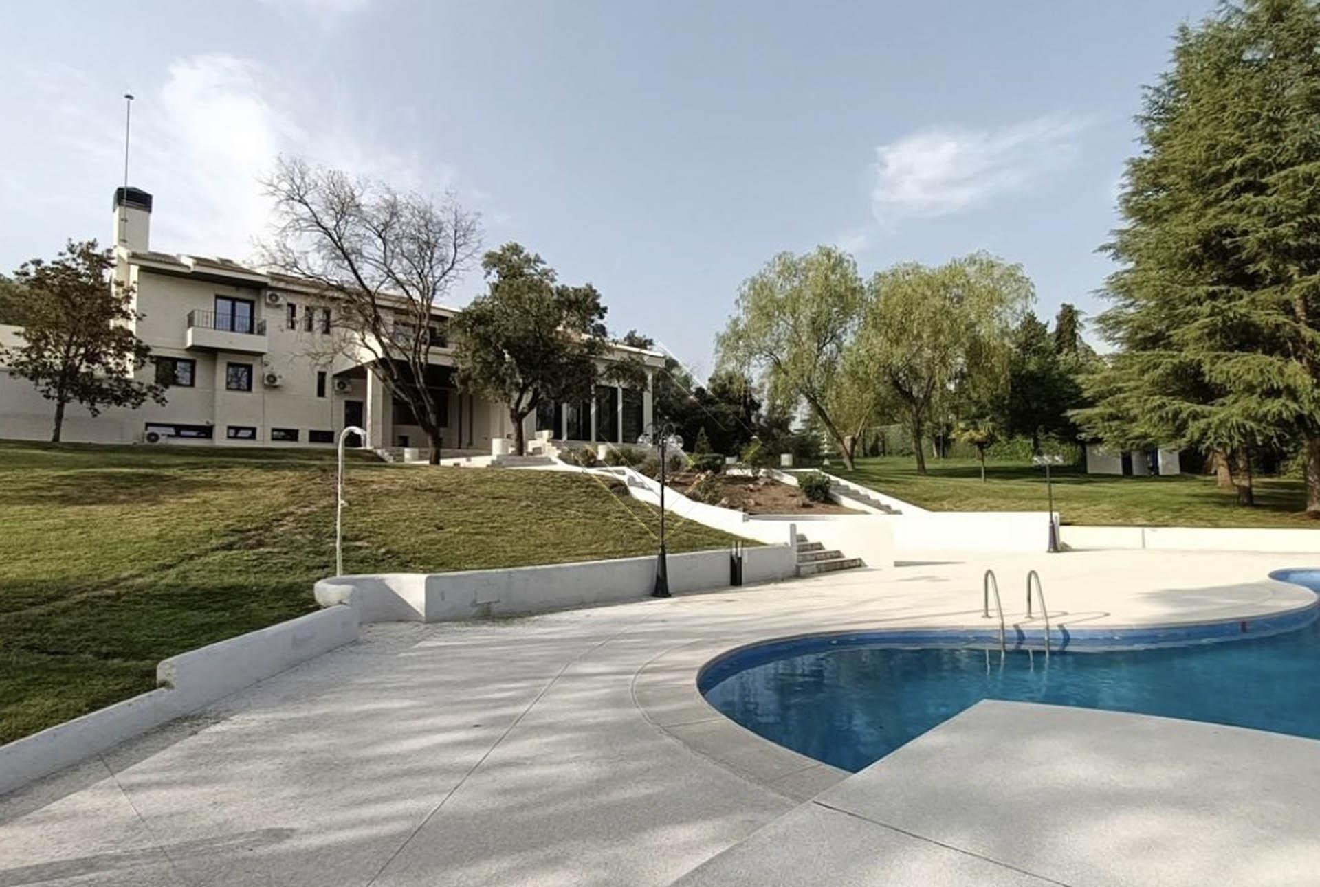 Casa en alquiler en parcela de hectárea cerca de los colegios  - Imagen 1