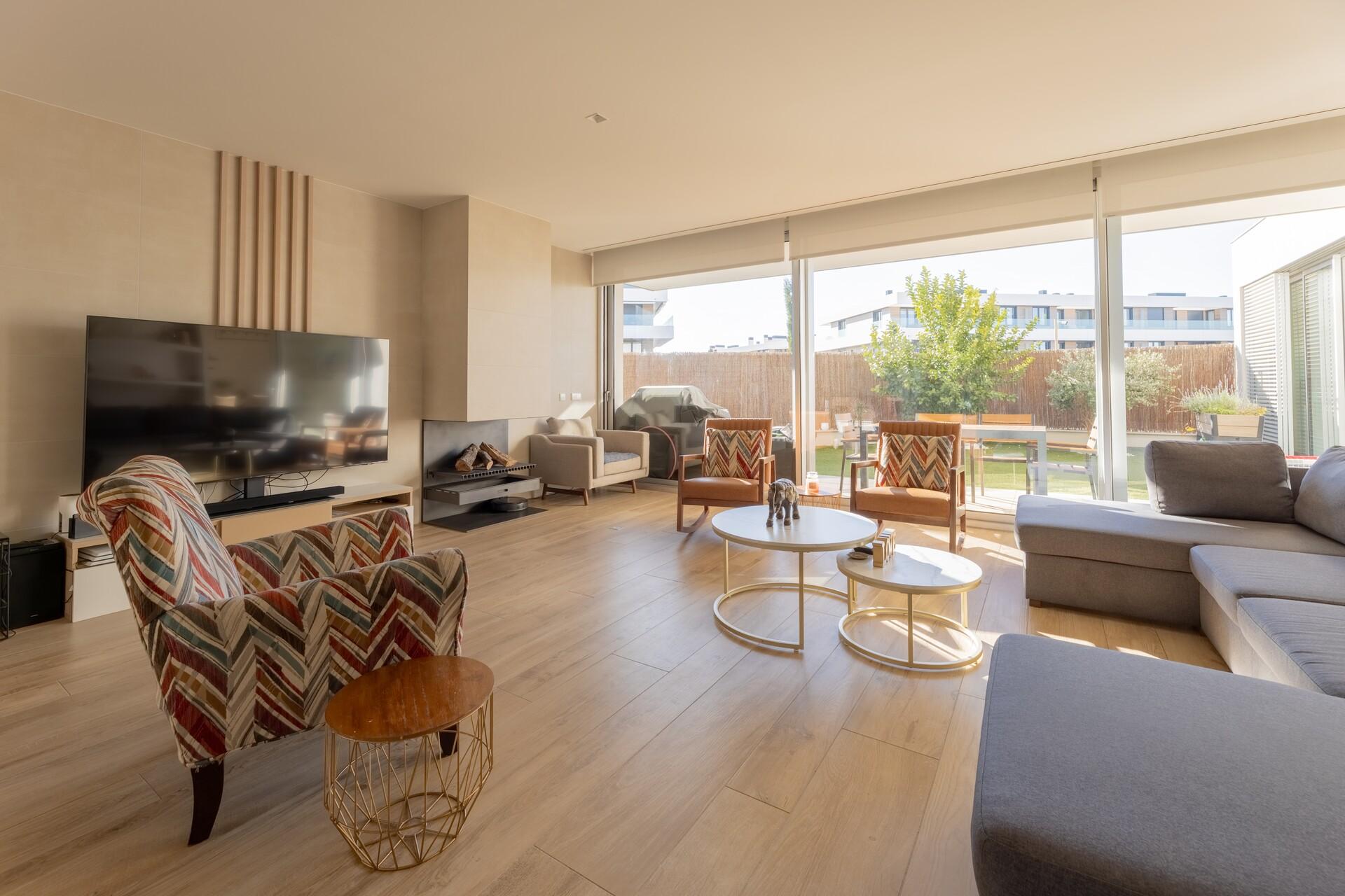 Moderna vivienda de reciente construcción con jardín y piscina privada  - Imagen 1