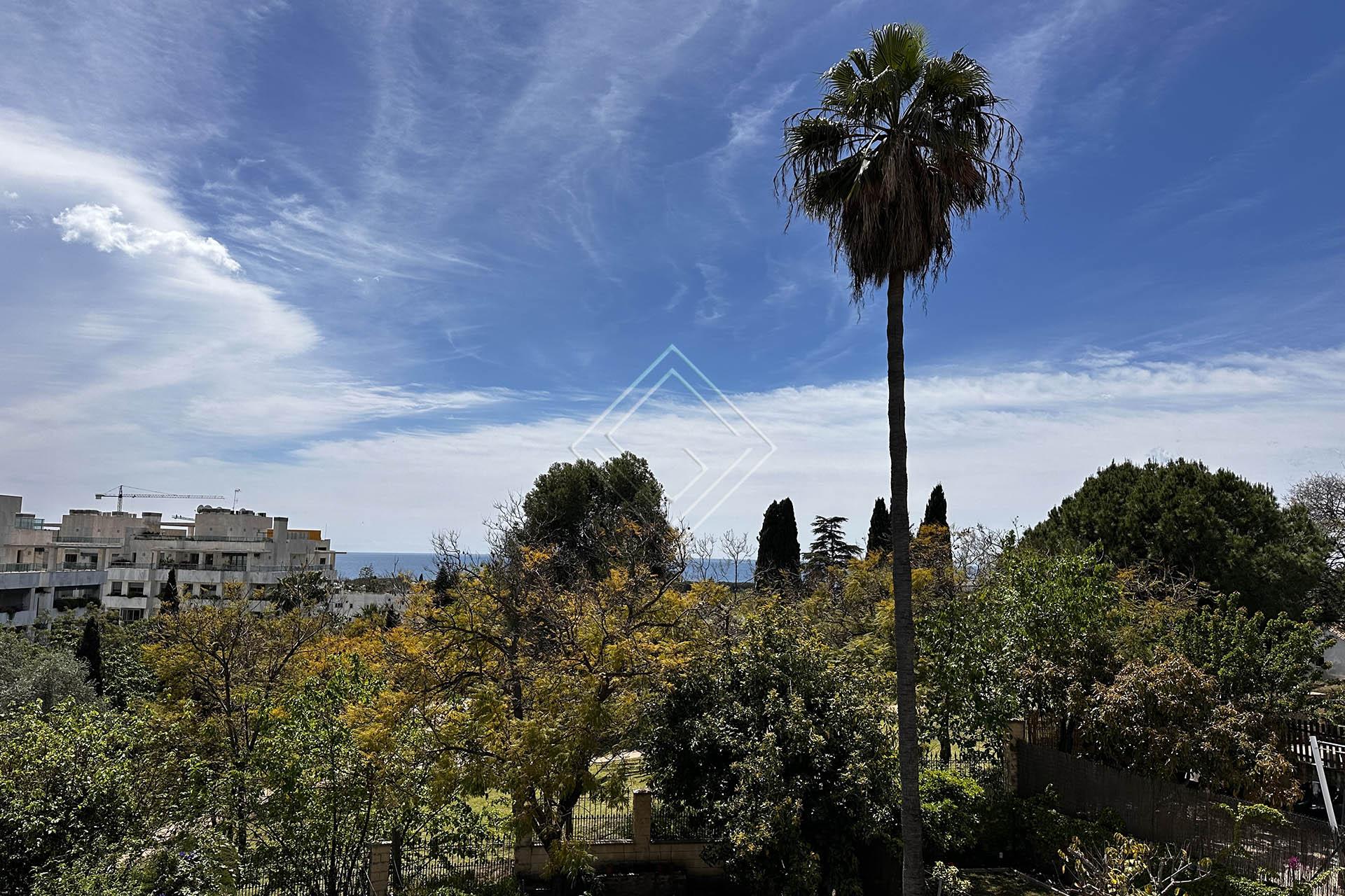 Chalet adosado en la Milla de Oro de Marbella — Adosado singular con apartamento independiente · Más de 260 m2 construidos - Imagen 1