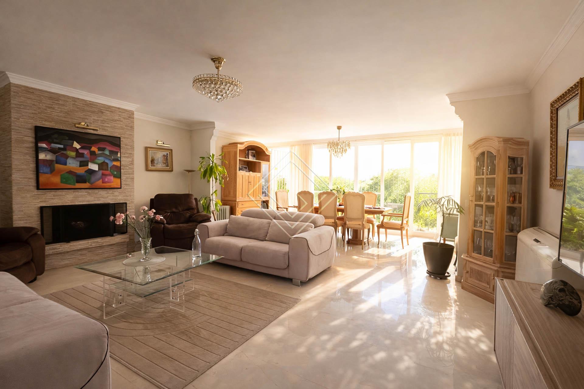 Chalet adosado en la Milla de Oro de Marbella — Adosado singular con apartamento independiente · Más de 260 m2 construidos - Imagen 2
