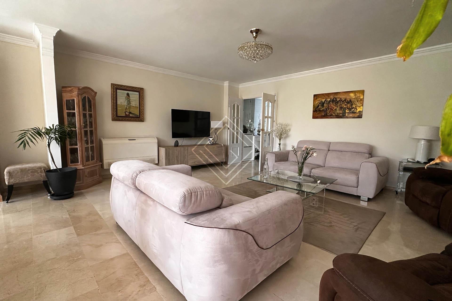 Chalet adosado en la Milla de Oro de Marbella — Adosado singular con apartamento independiente · Más de 260 m2 construidos - Imagen 3