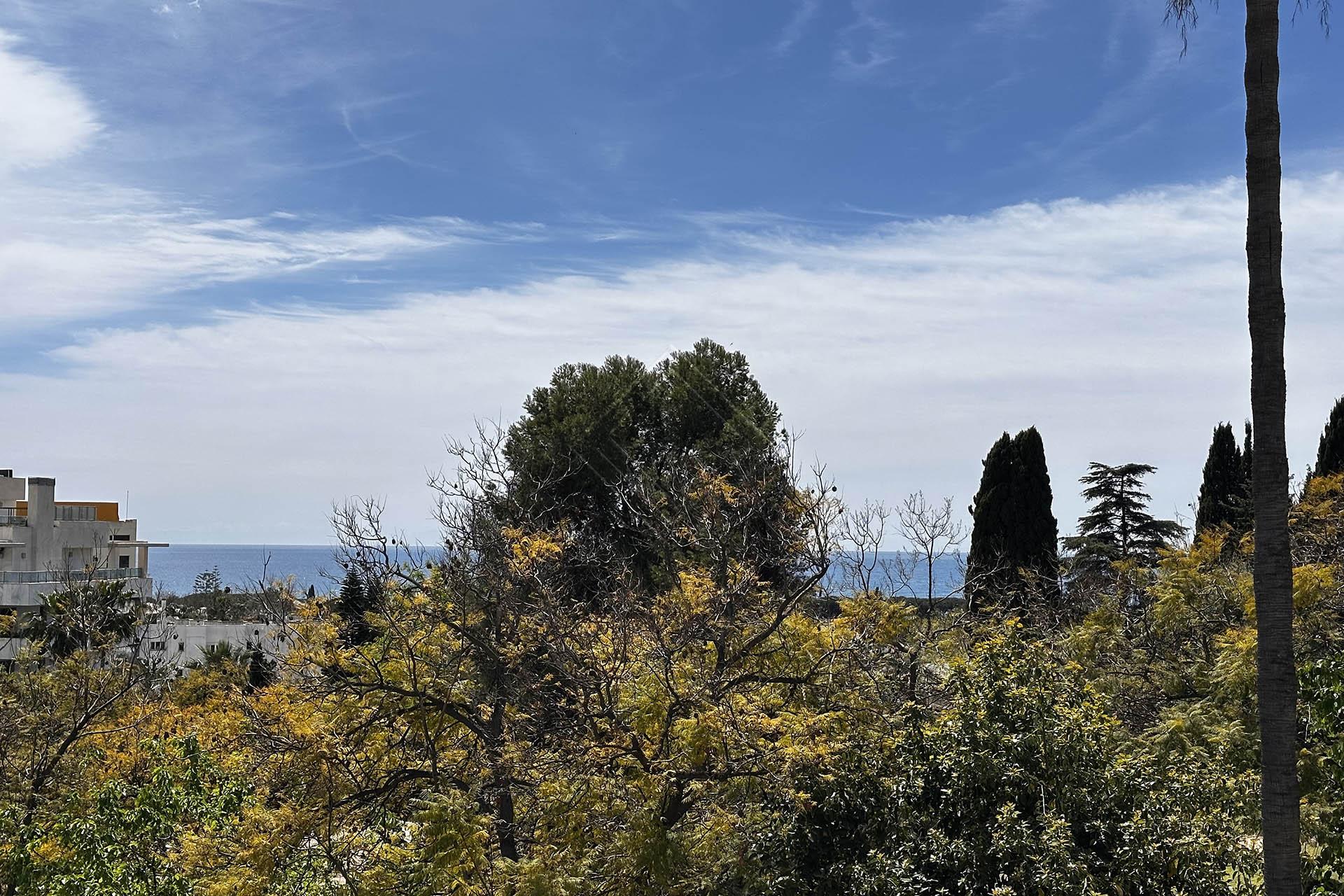 Chalet adosado en la Milla de Oro de Marbella — Adosado singular con apartamento independiente · Más de 260 m2 construidos - Imagen 5