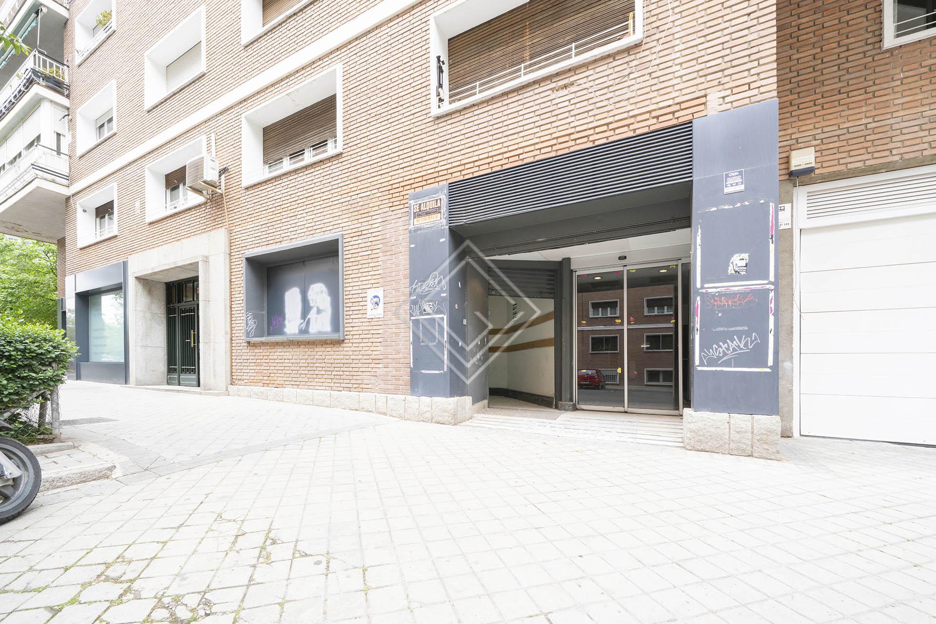 Local de grandes dimensiones con acceso desde Avenida de America - Imagen 1