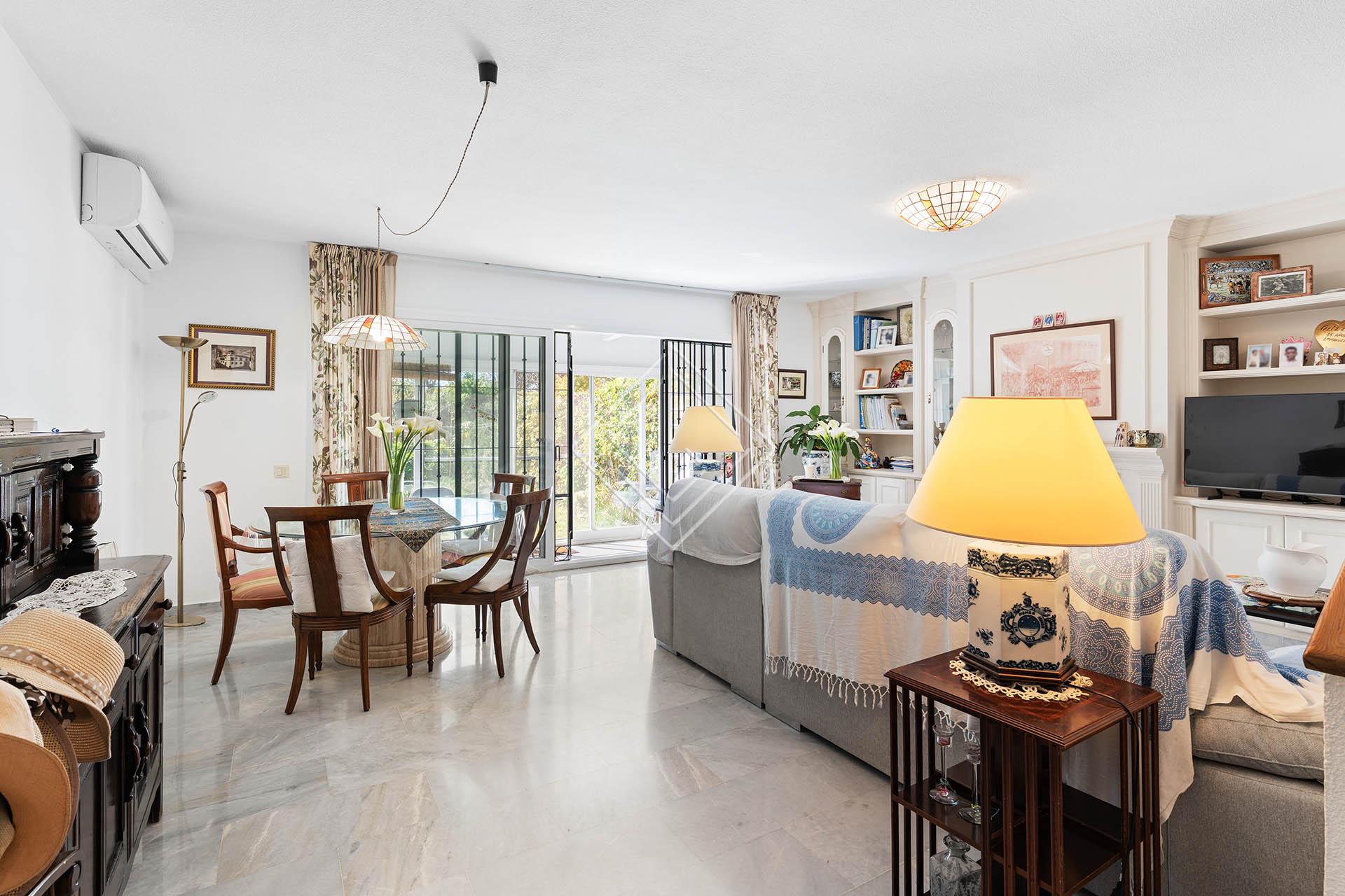 Adosado en El Capricho, Milla de Oro, con jardín, garaje y vistas al mar - Imagen 3