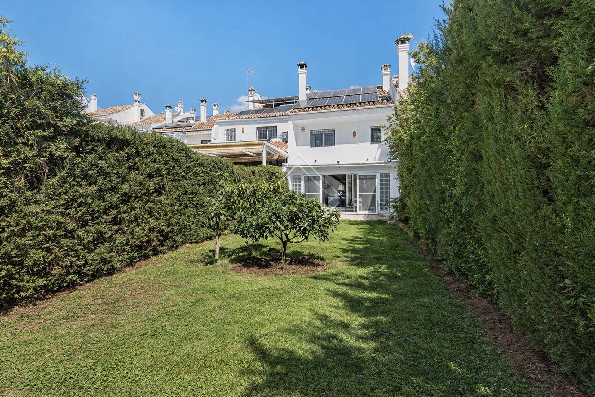 Adosado en El Capricho, Milla de Oro, con jardín, garaje y vistas al mar - Imagen 2