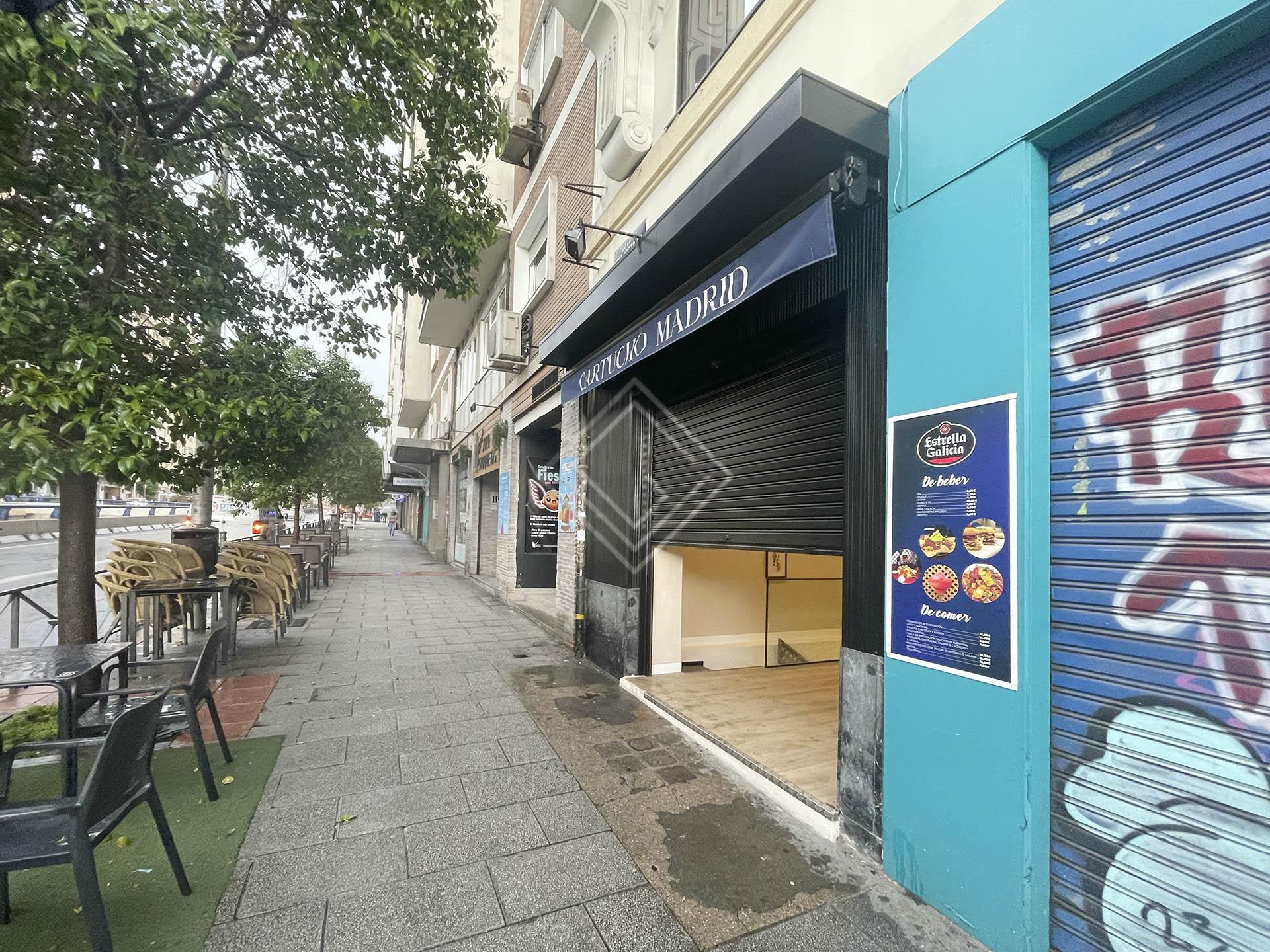 Local con salida de humos y terraza en Chamberí - Imagen 1