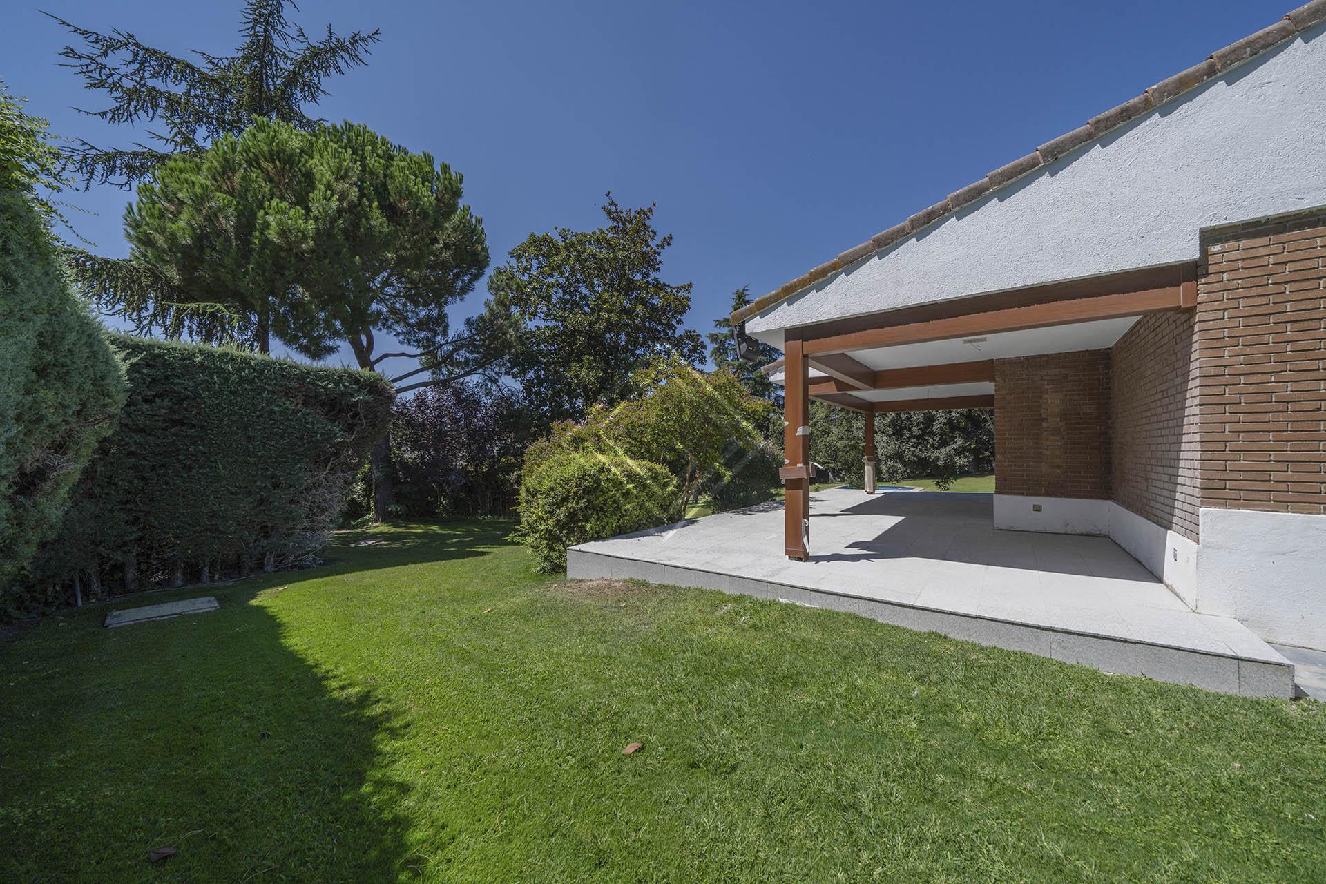 Casa independiente en alquiler en una de las mejores ubicaciones de La Moraleja con gran parcela y piscina - Imagen 2