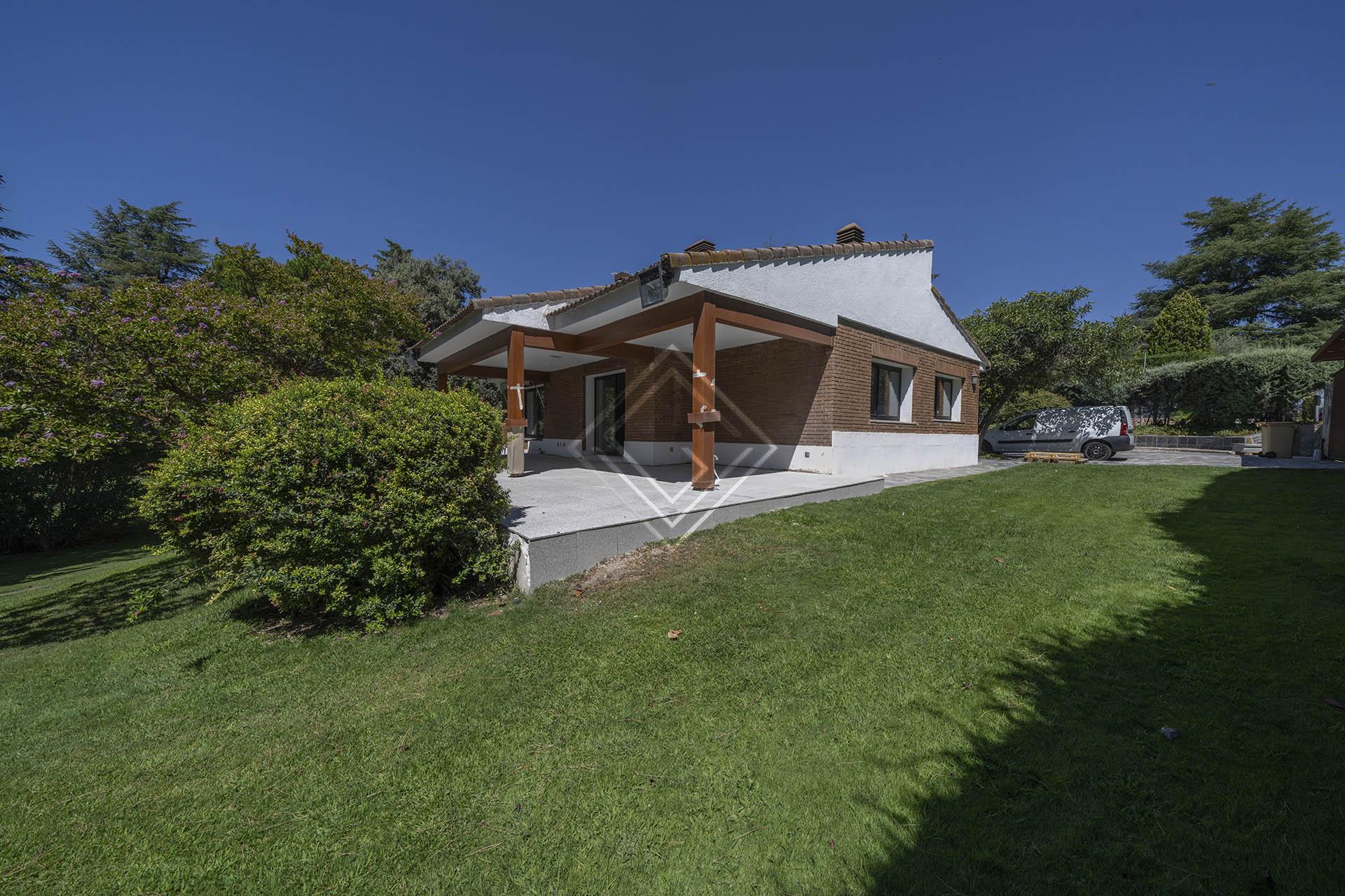 Casa independiente en alquiler en una de las mejores ubicaciones de La Moraleja con gran parcela y piscina - Imagen 3
