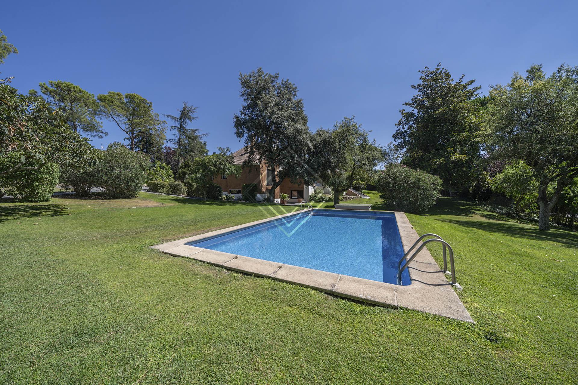Casa independiente en alquiler en una de las mejores ubicaciones de La Moraleja con gran parcela y piscina - Imagen 1