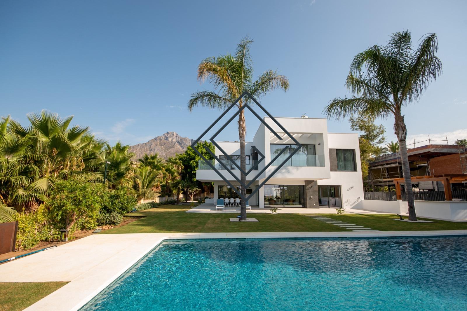 Villa contemporánea con vistas al mar en Nagüeles, Marbella - Imagen 1