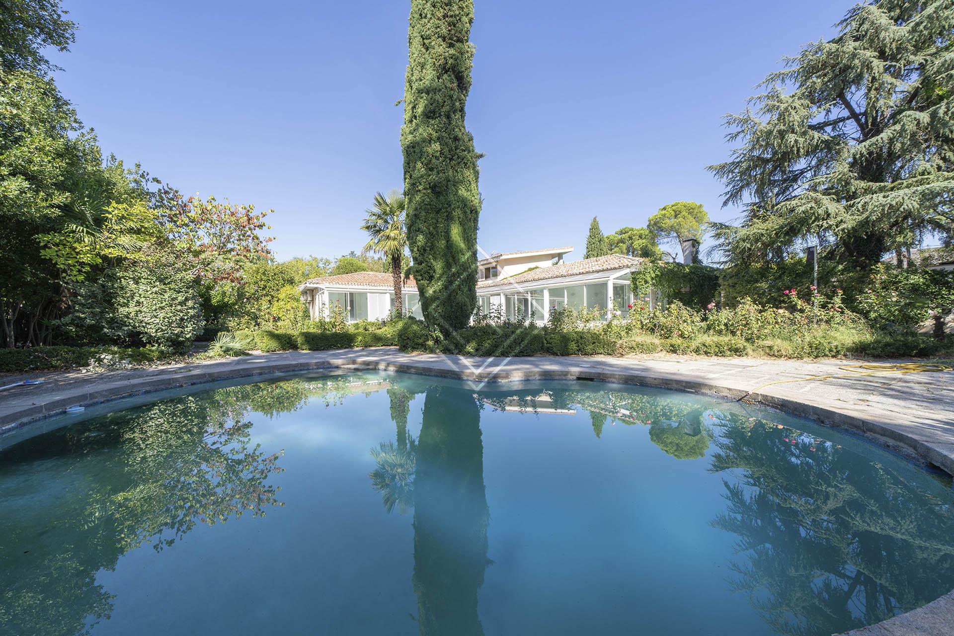 Casa de estilo clásico en parcela de 2.500 m2 en La Florida - Imagen 2