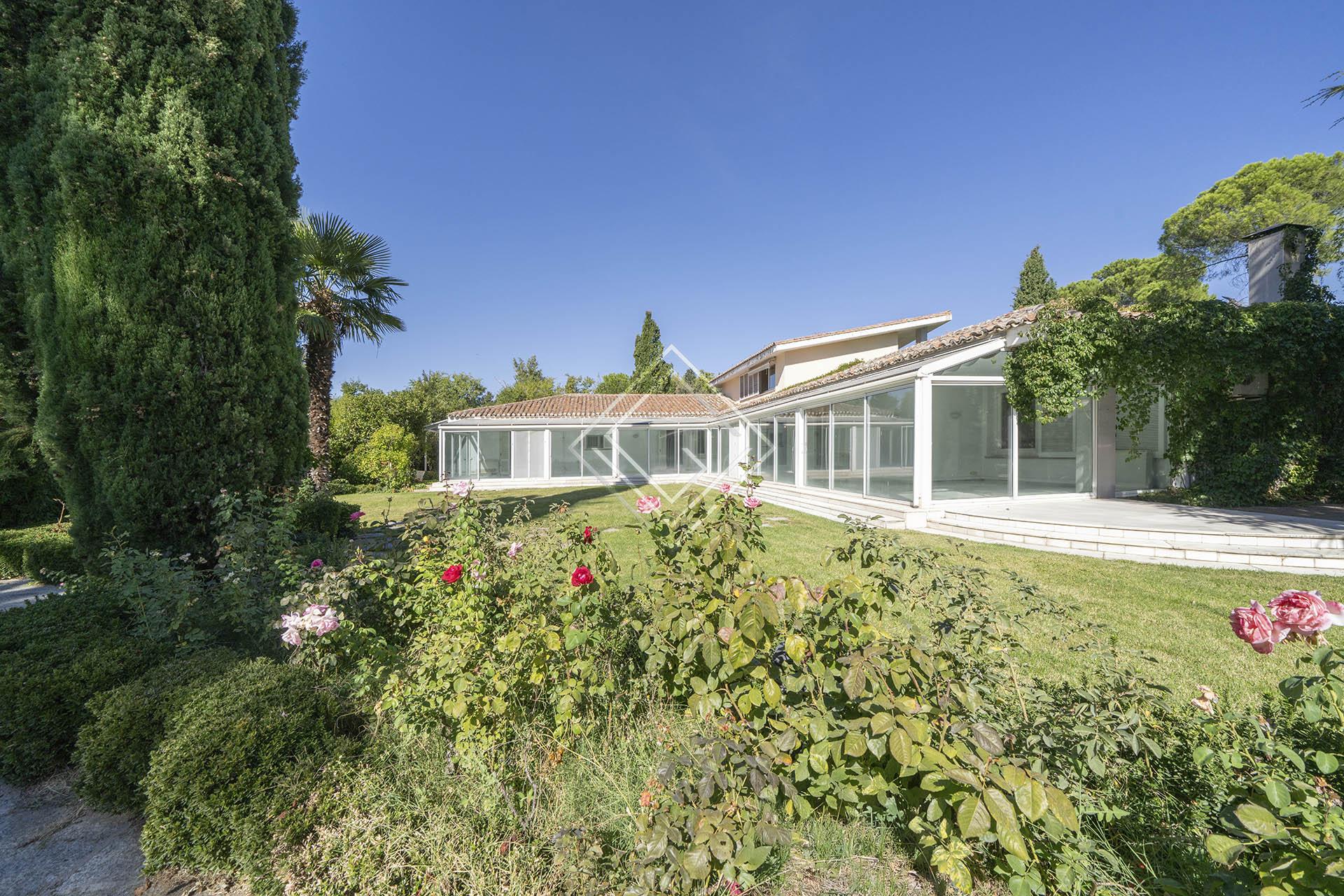 Casa de estilo clásico en parcela de 2.500 m2 en La Florida - Imagen 3