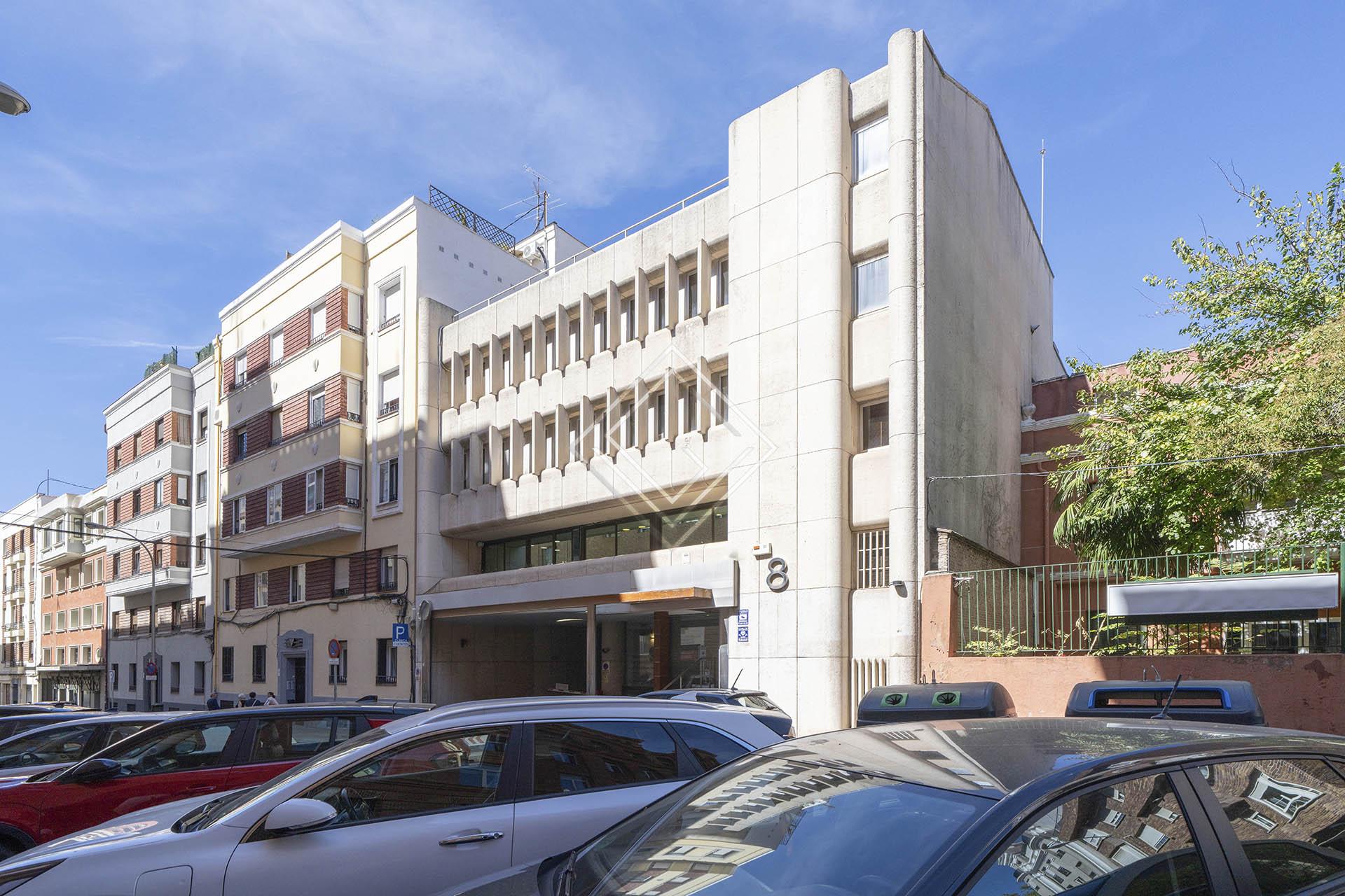 Edificio completo a la venta con uso sanitario - Imagen 1