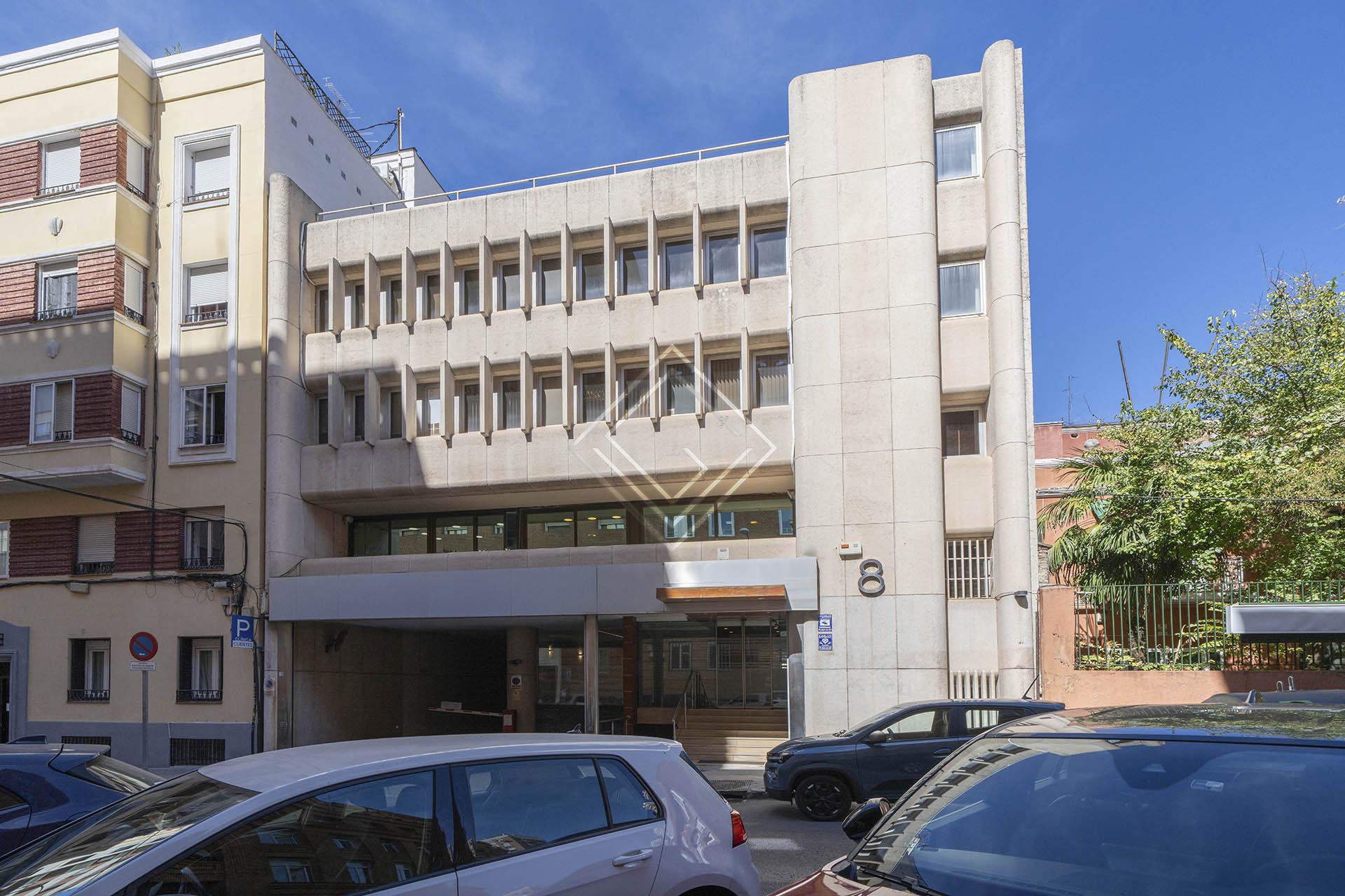 Edificio completo a la venta con uso sanitario - Imagen 2