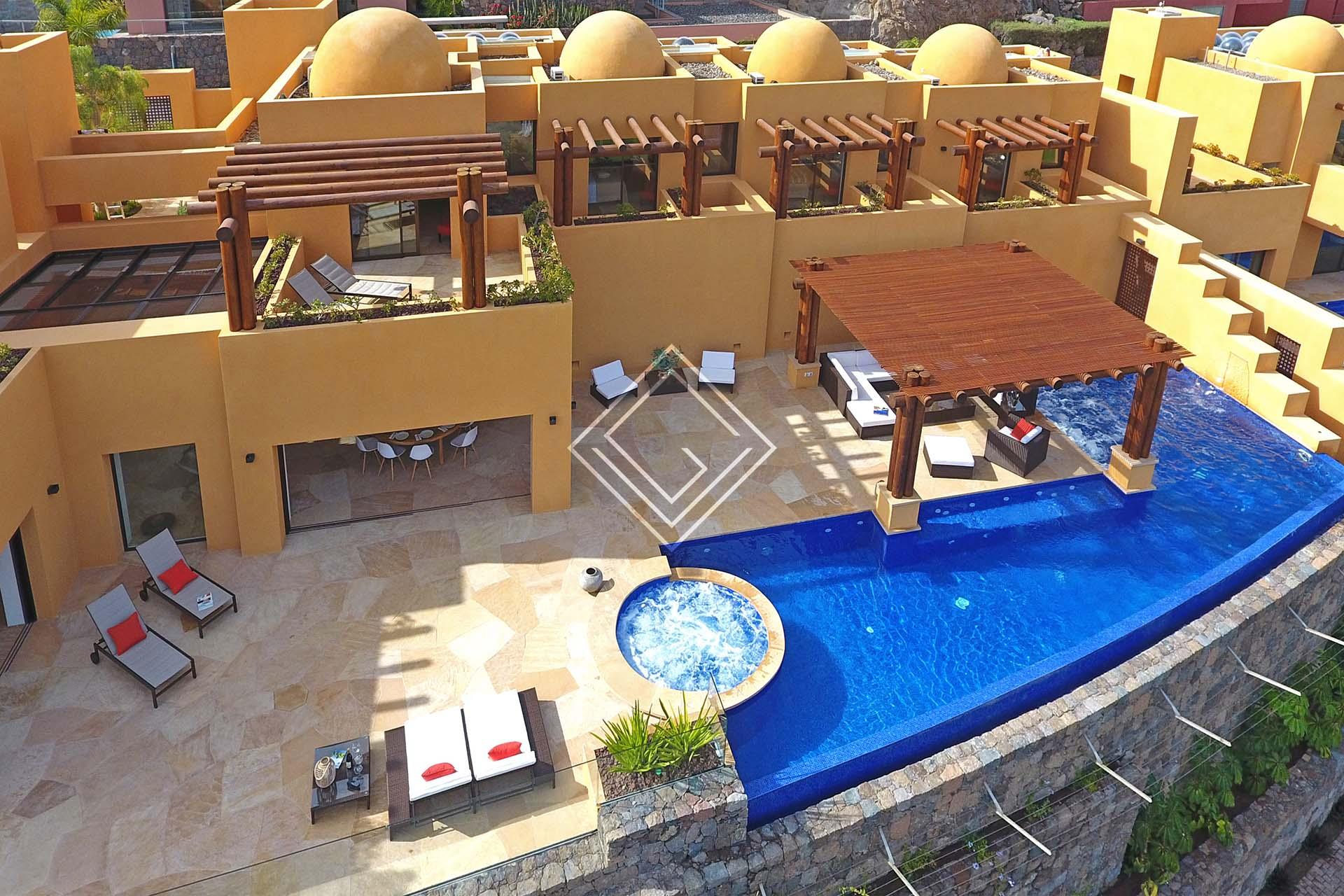 Villa de lujo con piscina exterior y jacuzzi con unas vistas espectaculares al campo de golf.