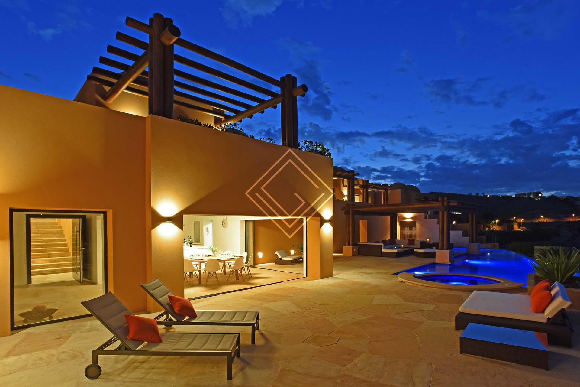 Villa de lujo con piscina exterior y jacuzzi con unas vistas espectaculares al campo de golf.