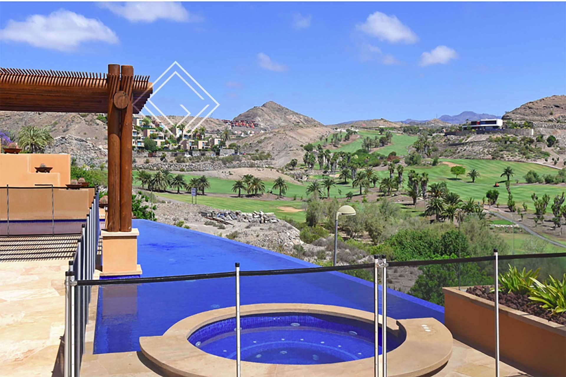 Villa de lujo con piscina exterior y jacuzzi con unas vistas espectaculares al campo de golf.