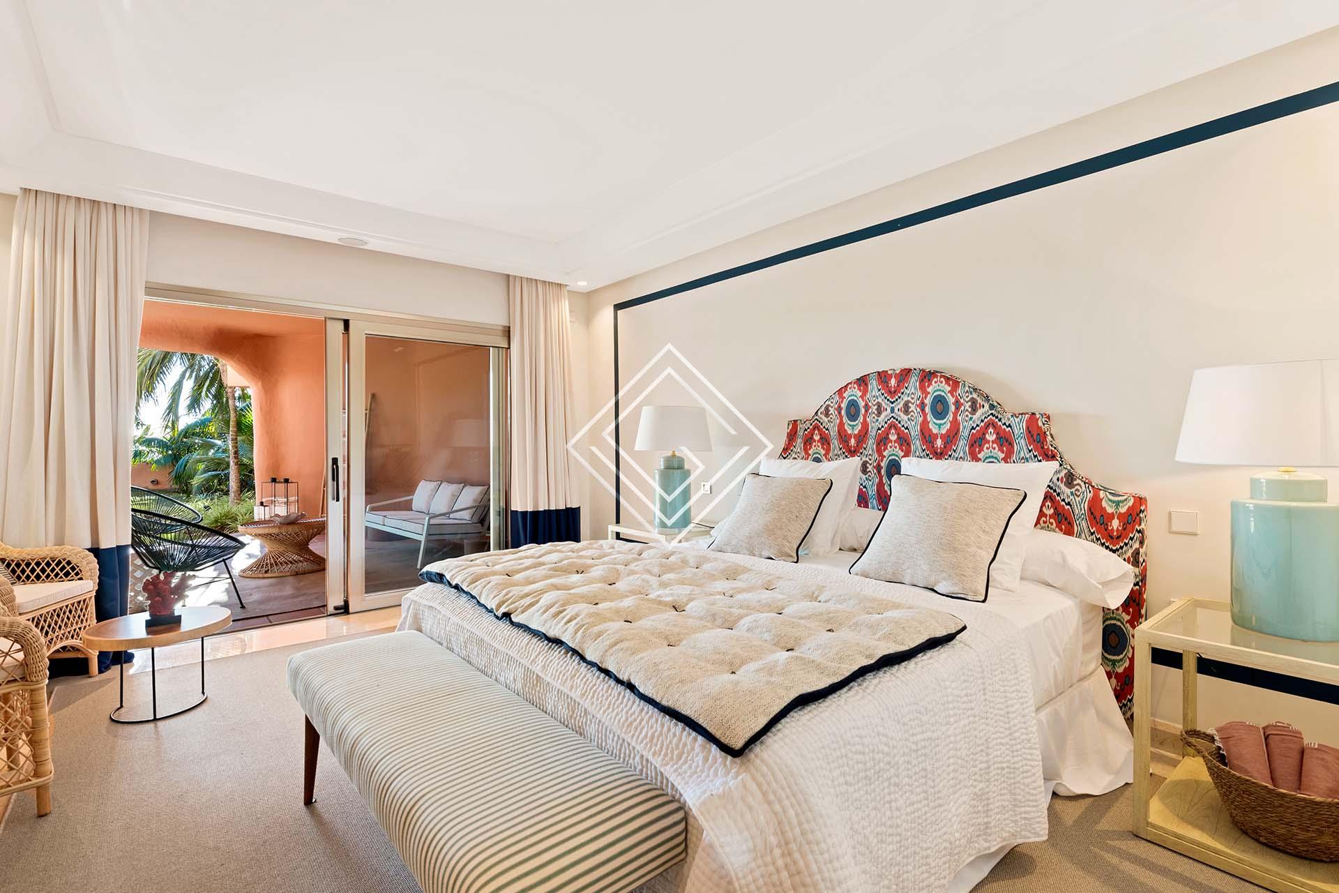 Estupendo bajo con jardín en primera linea de playa