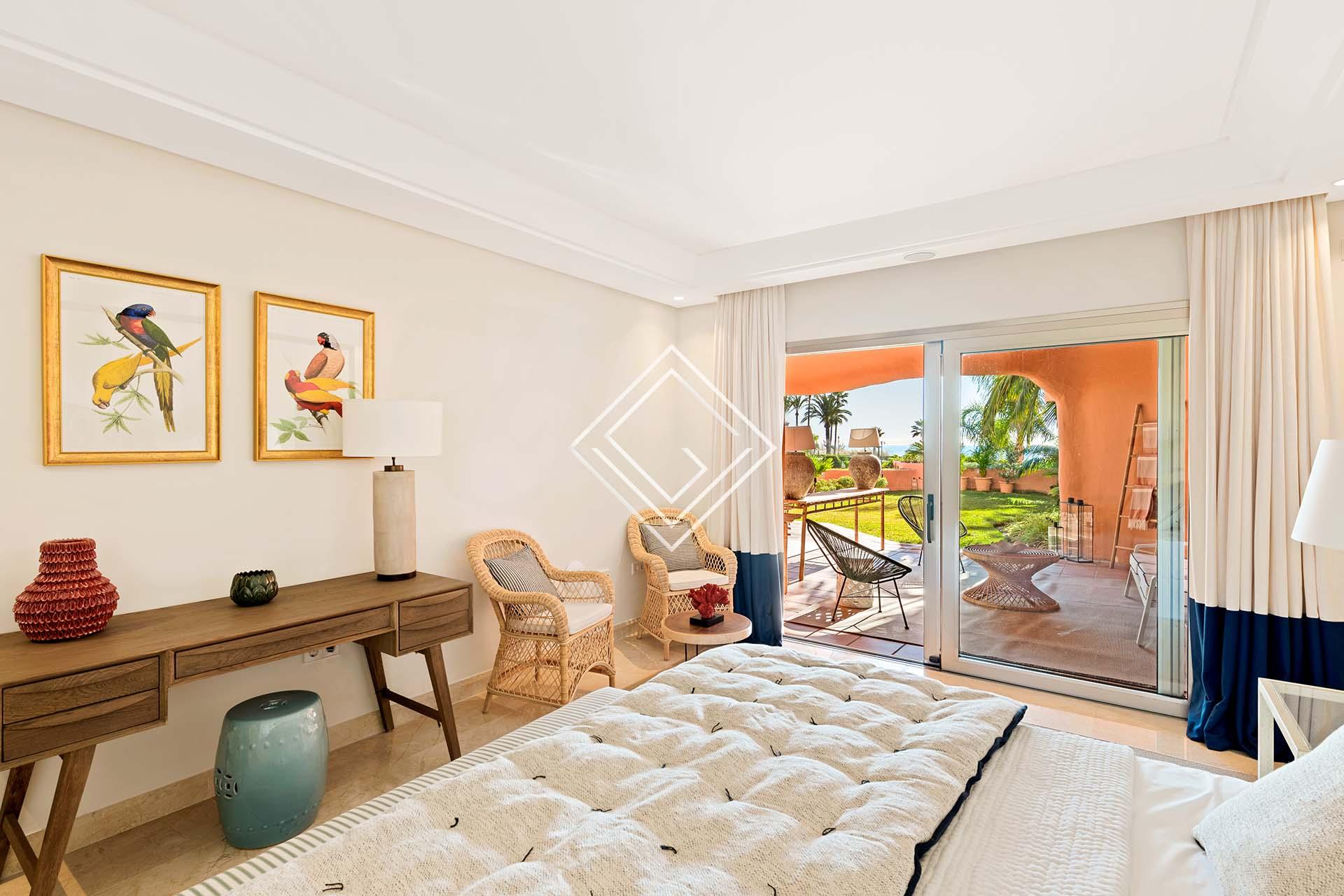 Estupendo bajo con jardín en primera linea de playa