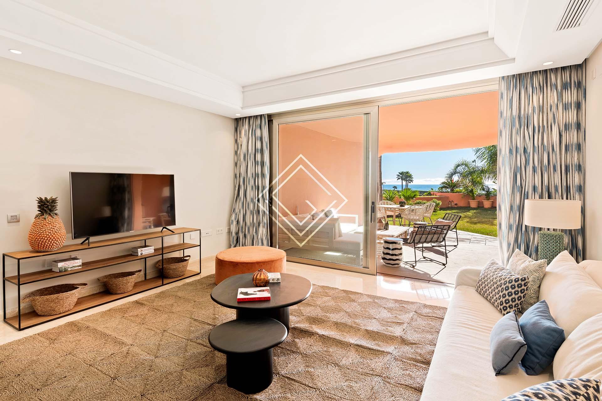 Estupendo bajo con jardín en primera linea de playa