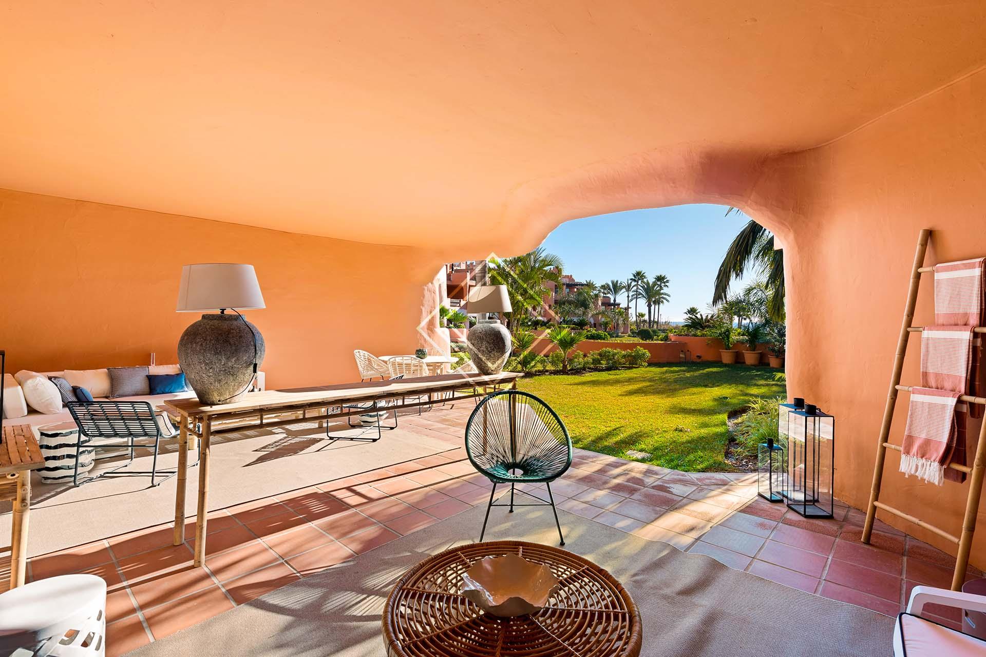 Estupendo bajo con jardín en primera linea de playa