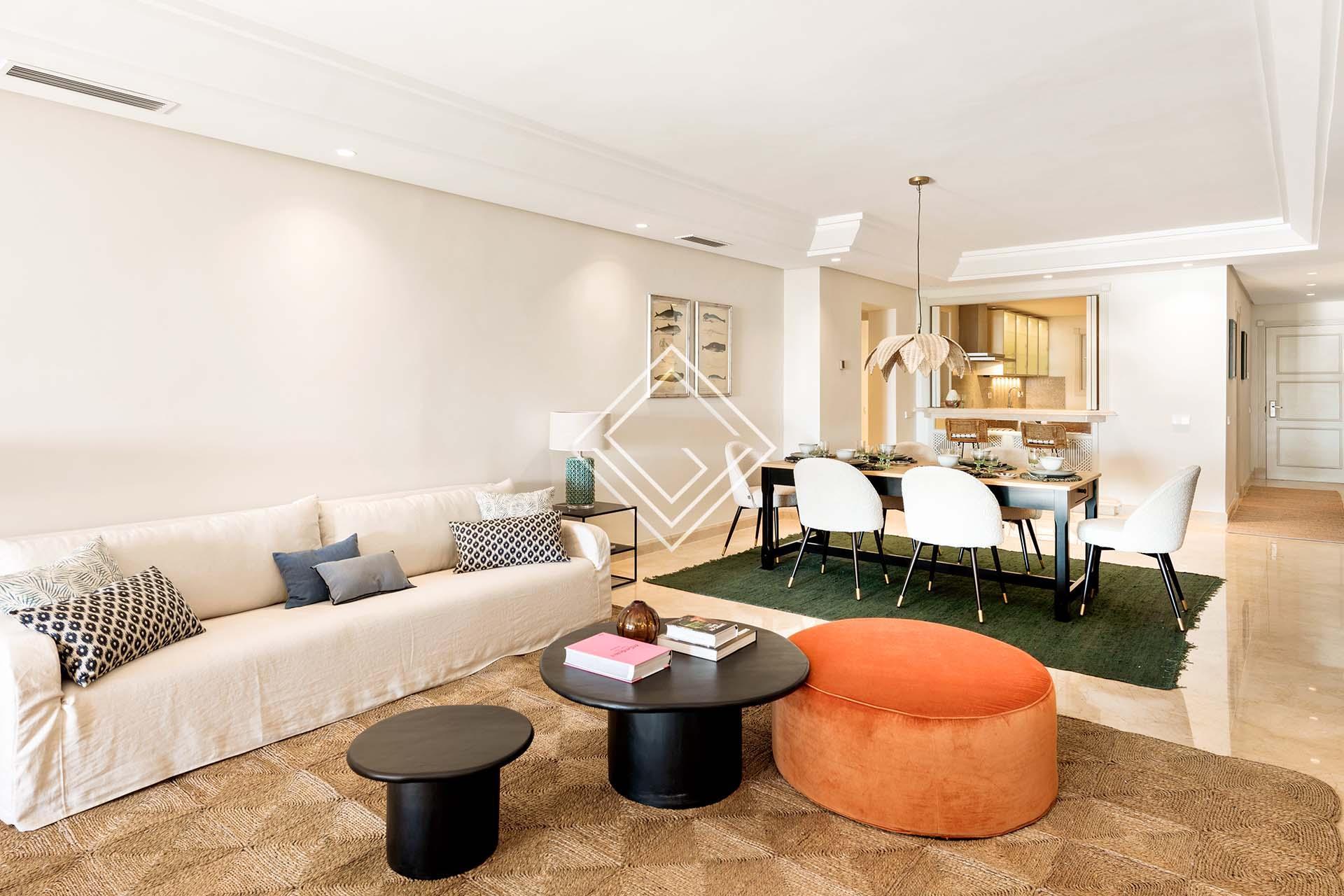 Estupendo bajo con jardín en primera linea de playa