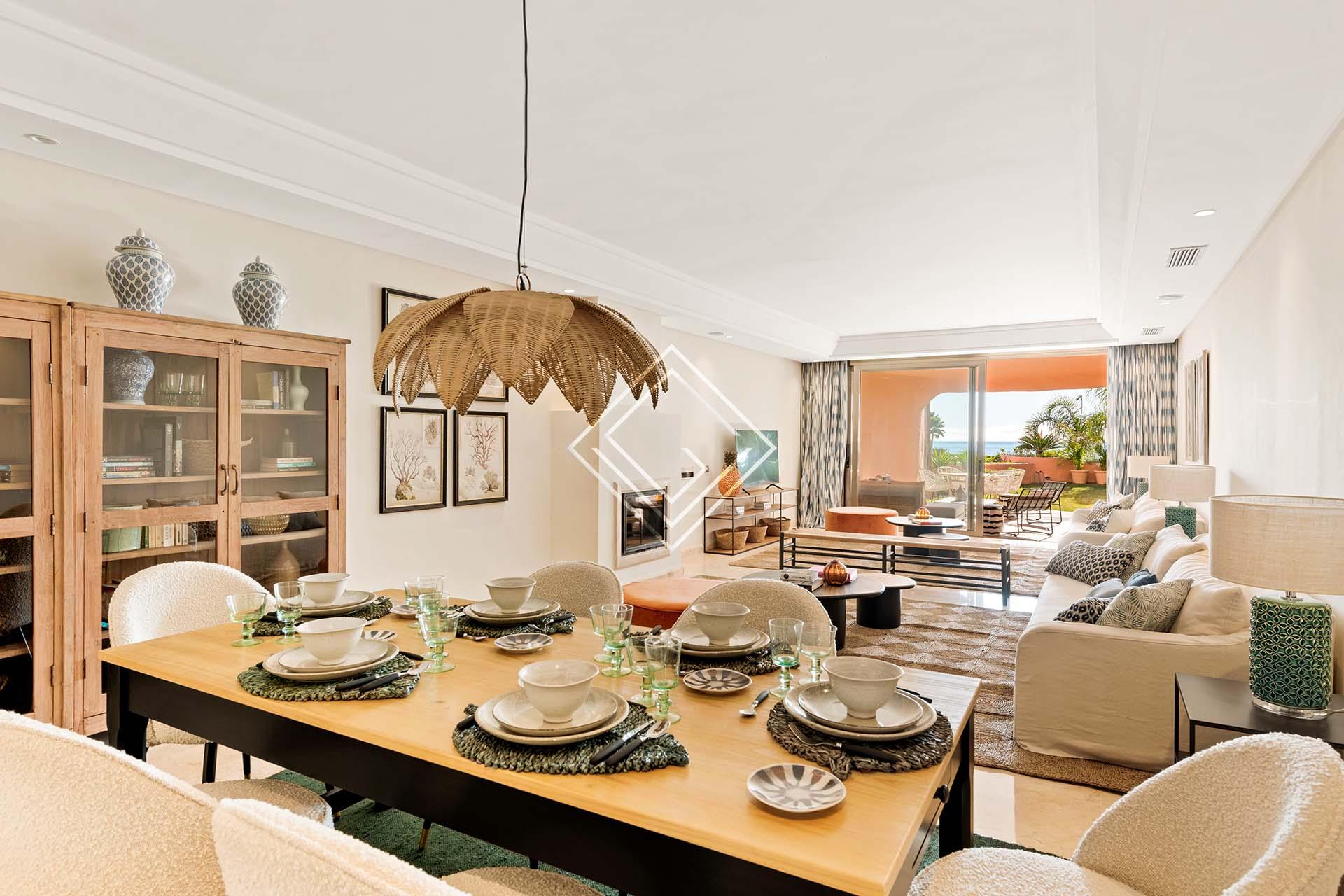 Estupendo bajo con jardín en primera linea de playa