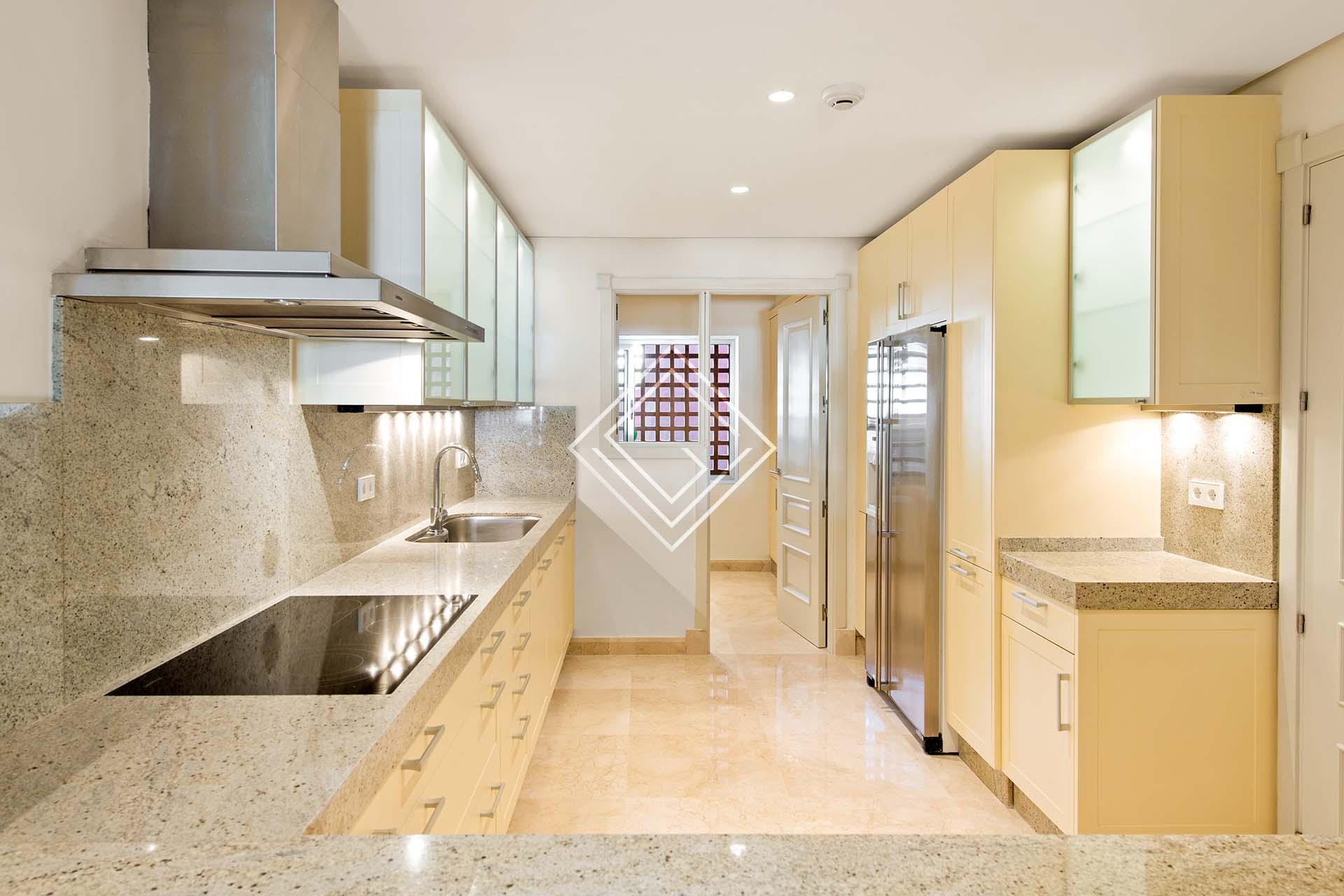 Estupendo bajo con jardín en primera linea de playa