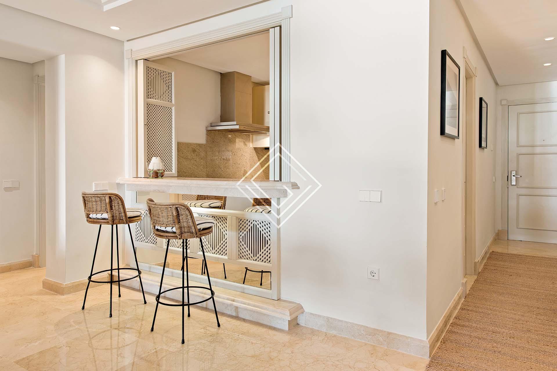 Estupendo bajo con jardín en primera linea de playa