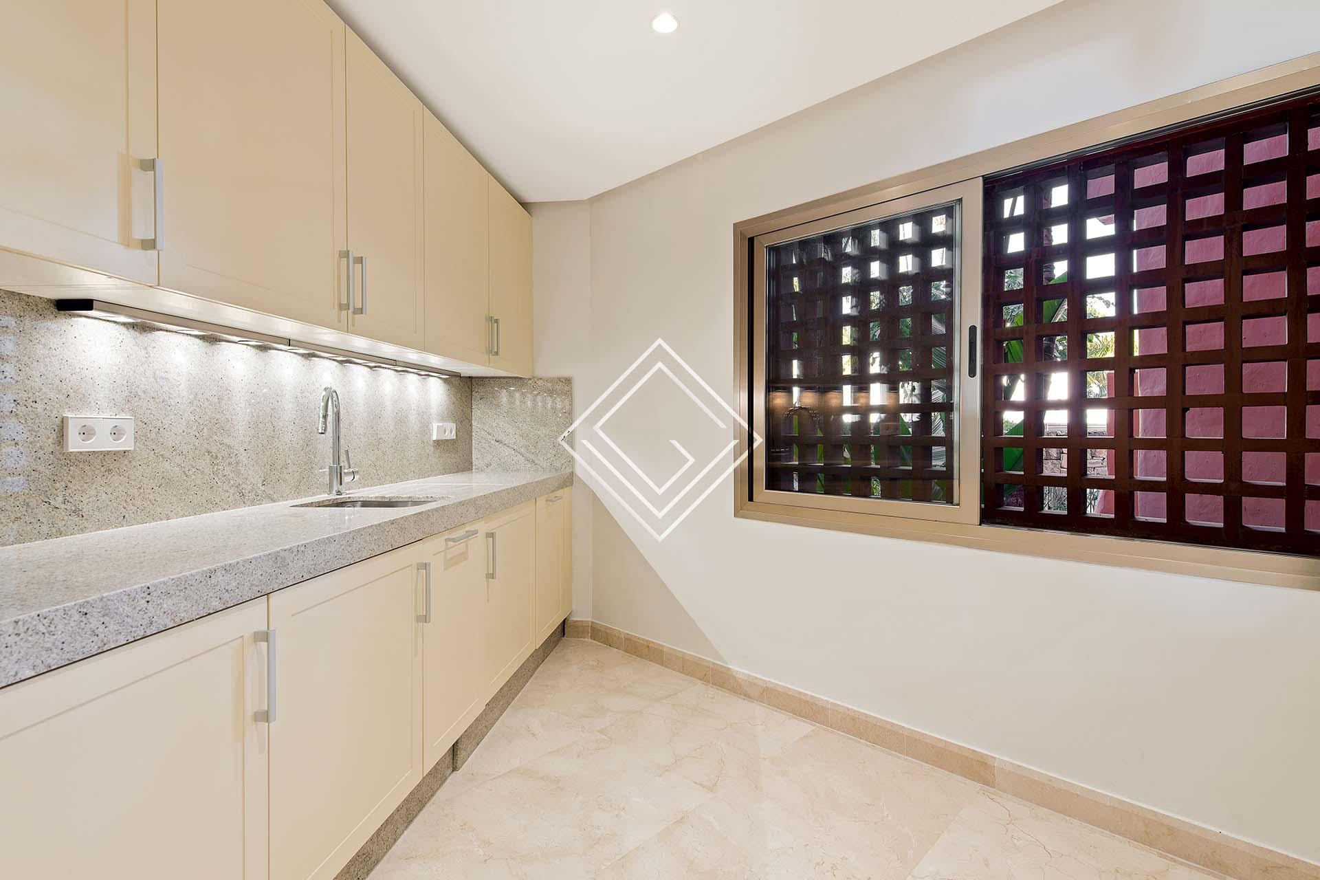 Estupendo bajo con jardín en primera linea de playa