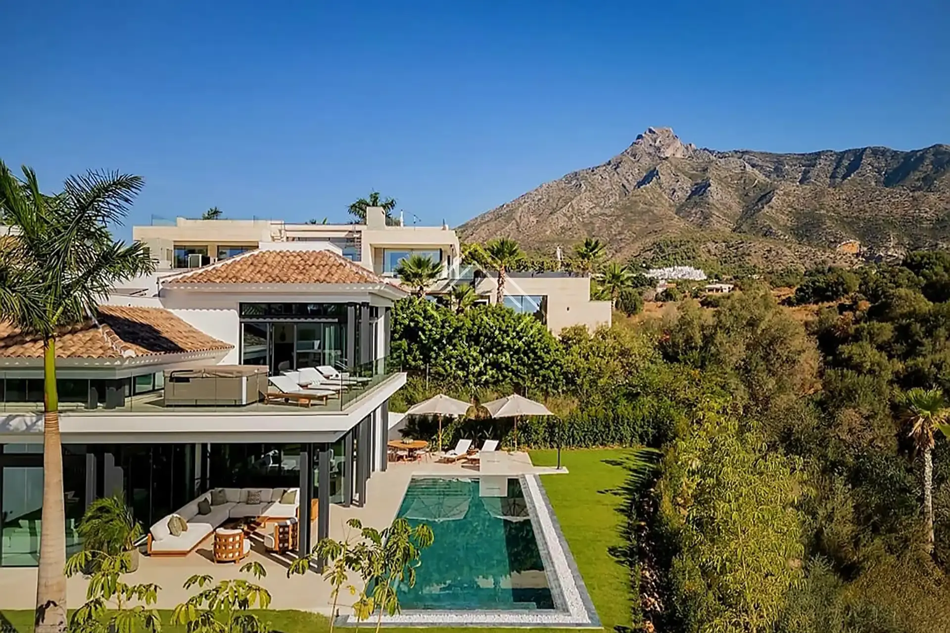 Villa independiente de obra nueva en Marbella – Golden Mile