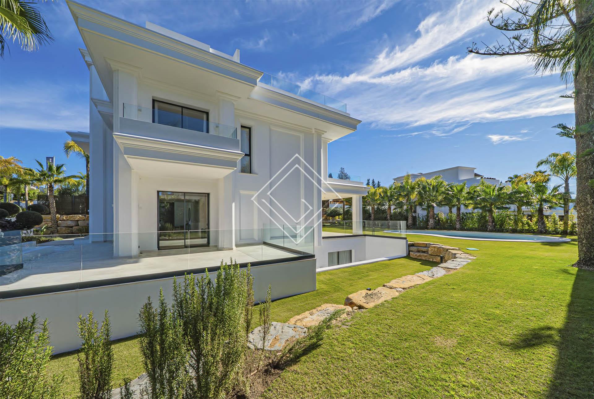 Villa de lujo en Lomas de Marbella Club con vistas al mar