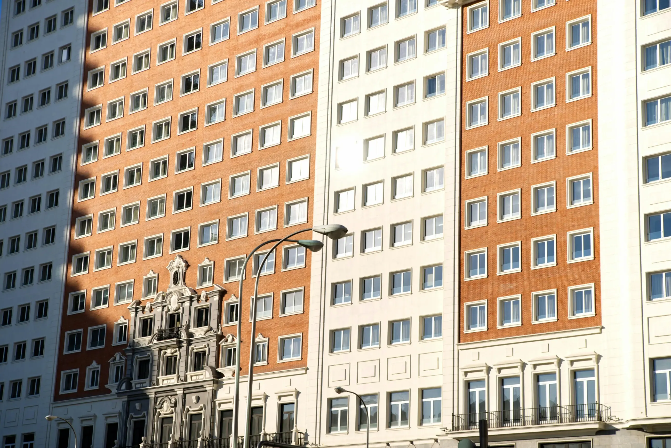 Comprar vs alquilar oficinas en Madrid: qué opción es mejor en 2026