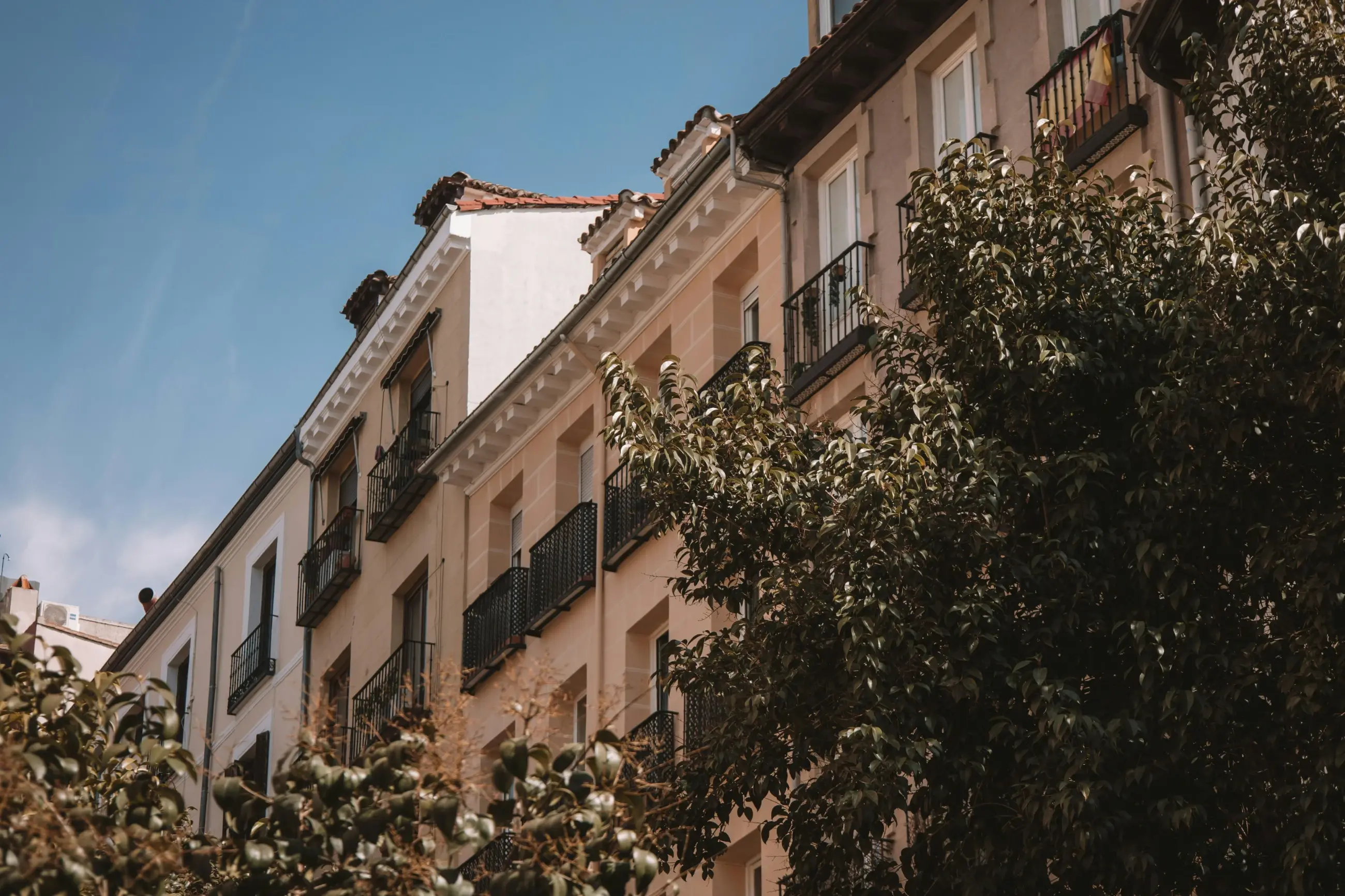 Cuánto cuesta realmente invertir en oficinas en Madrid (rentabilidad, riesgos y costes)