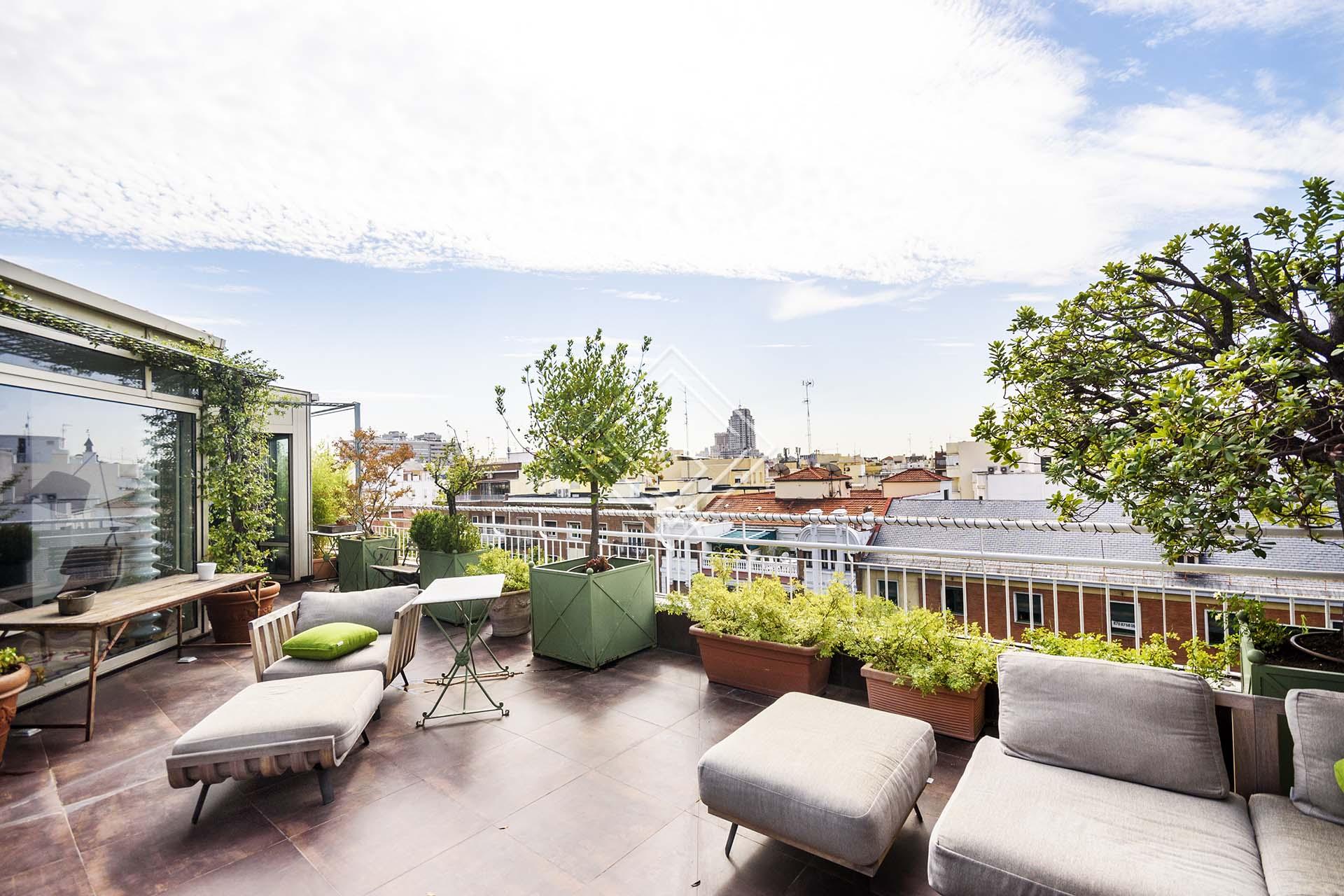 Ático de lujo con preciosa terraza en Rosales - Imagen 1