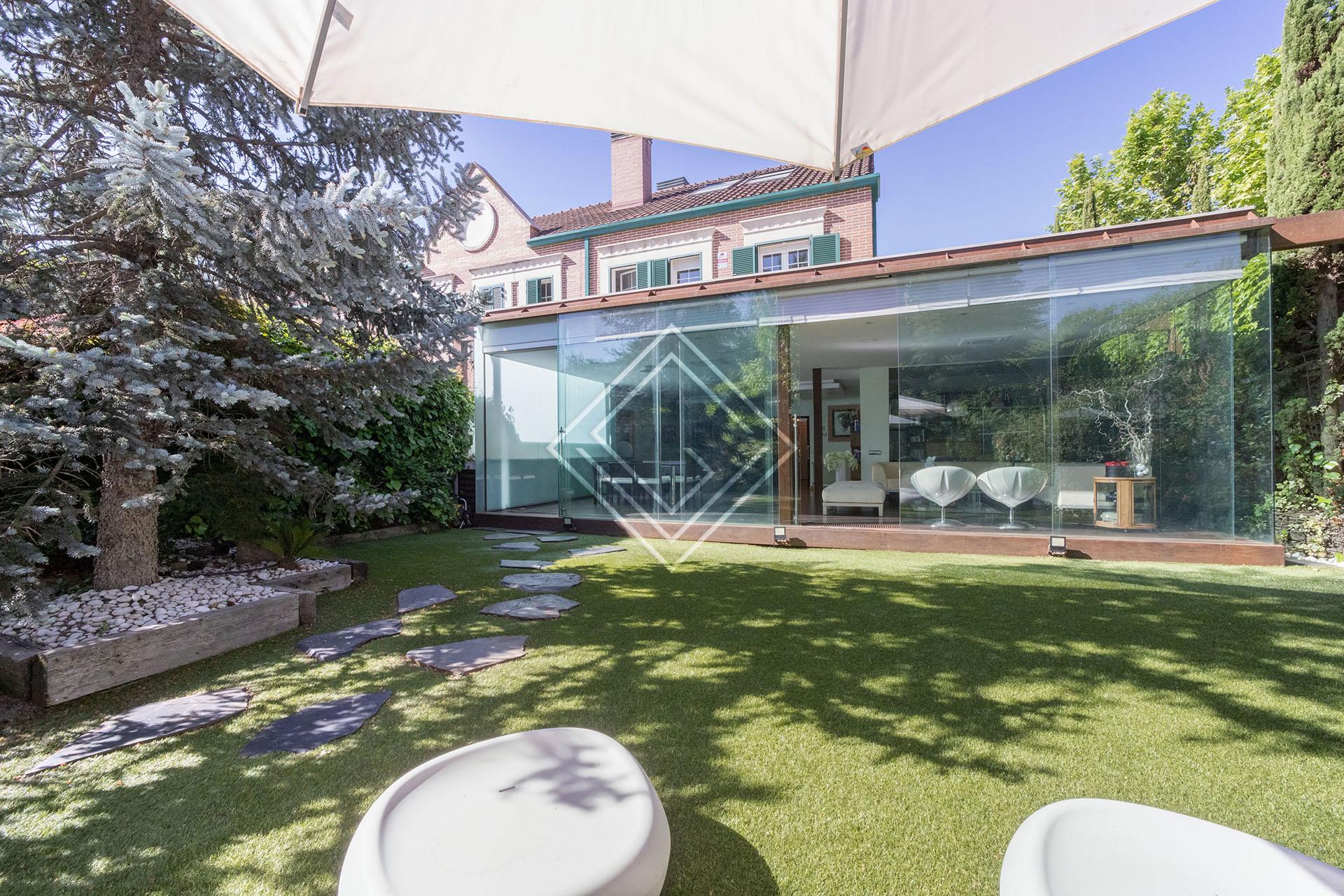 Luminoso pareado en el Encinar de los Reyes - Imagen 1