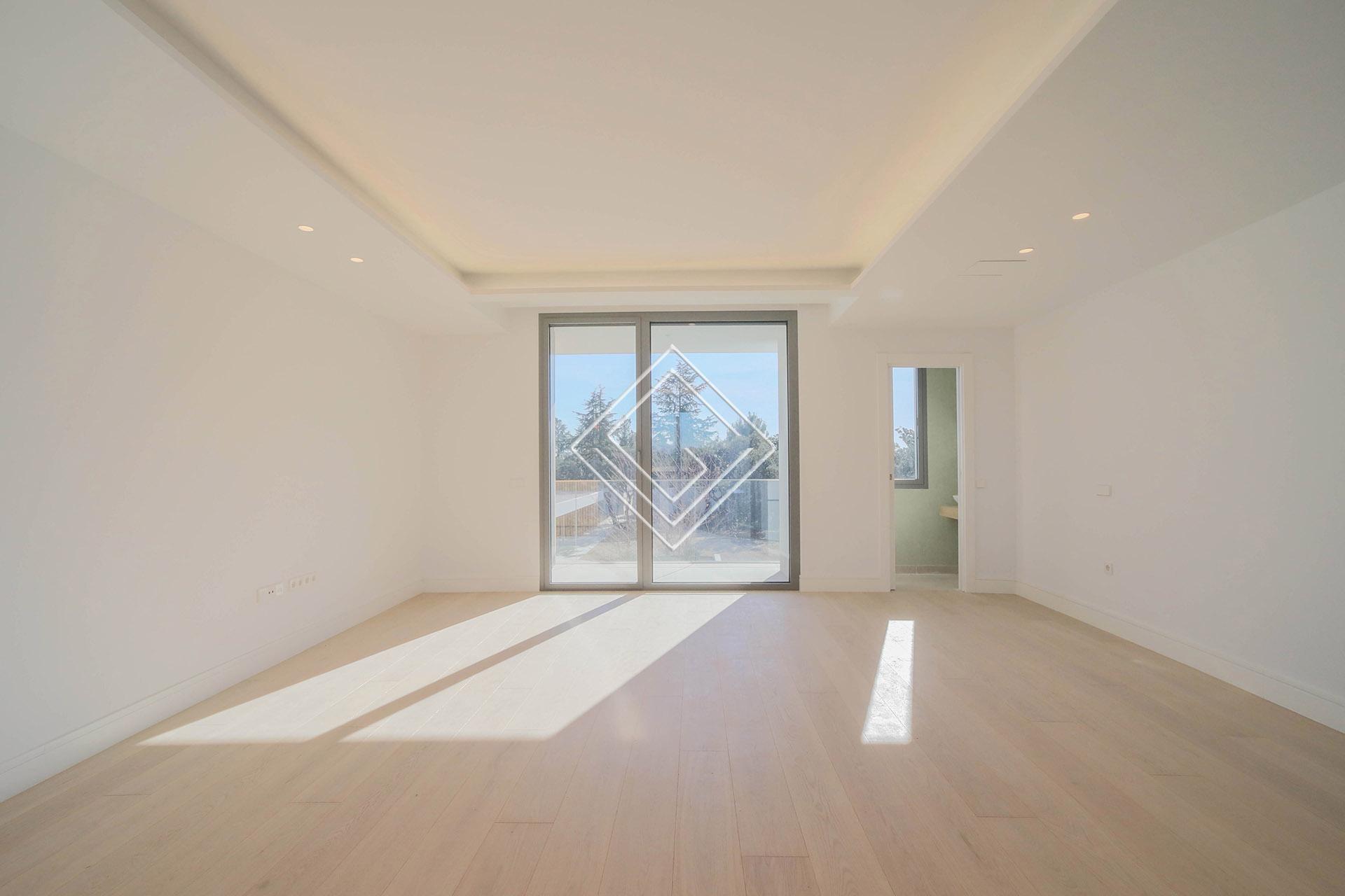 Vivienda moderna de obra nueva terminada en parcela de hectárea - Imagen 2